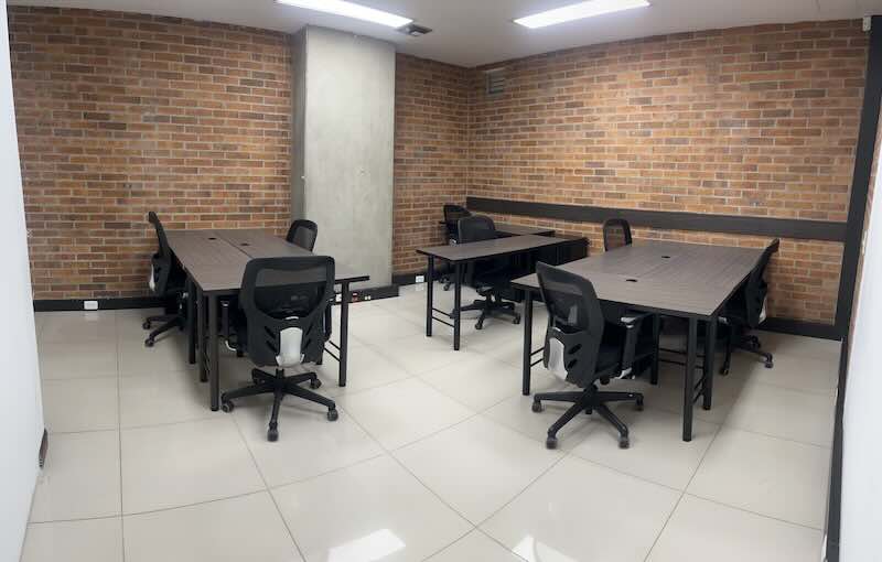 Oficina 14 amoblada para 10 personas con paredes de ladrillo en El Poblado, Medellín