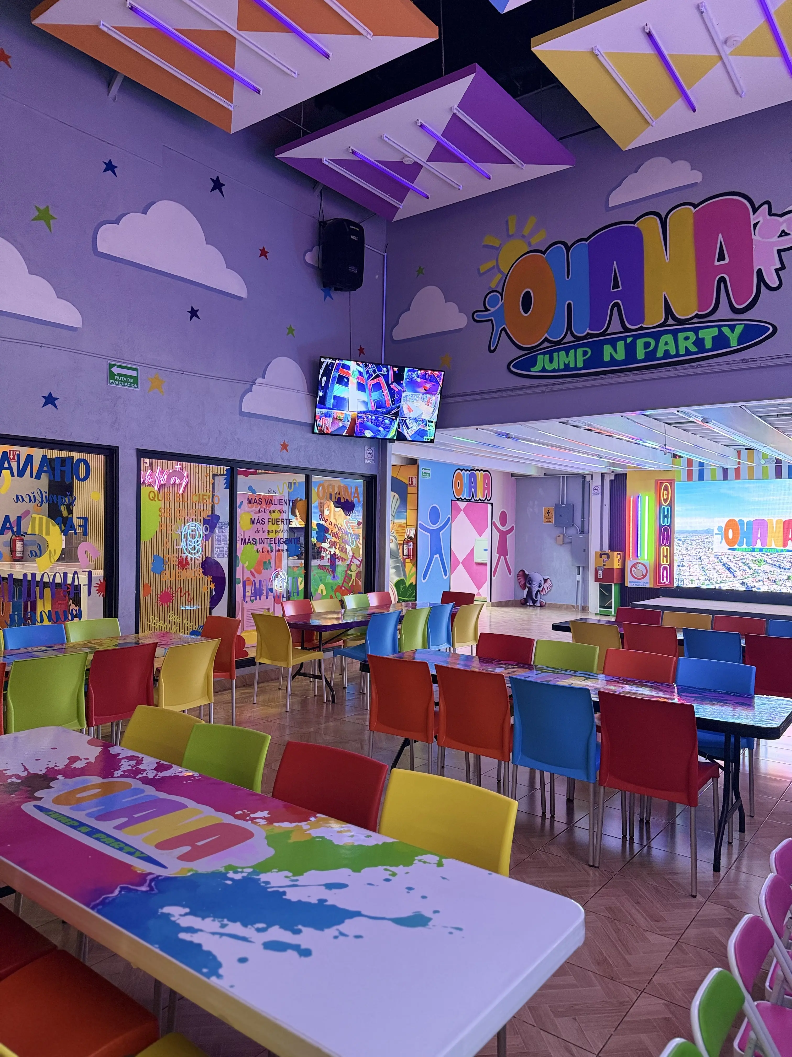 Salon Morado con Neon