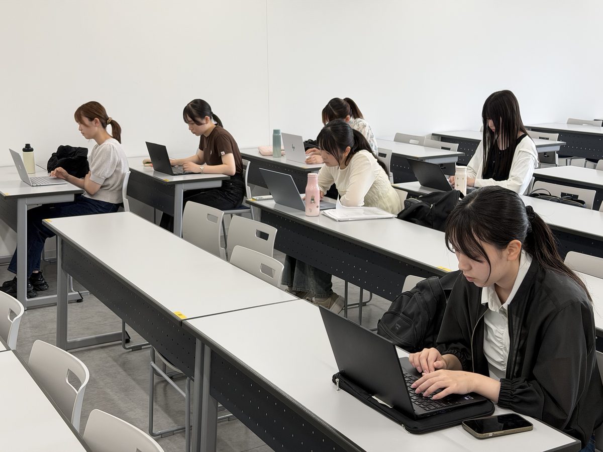 今治キャンパスの教室でノートパソコンに向かう学生