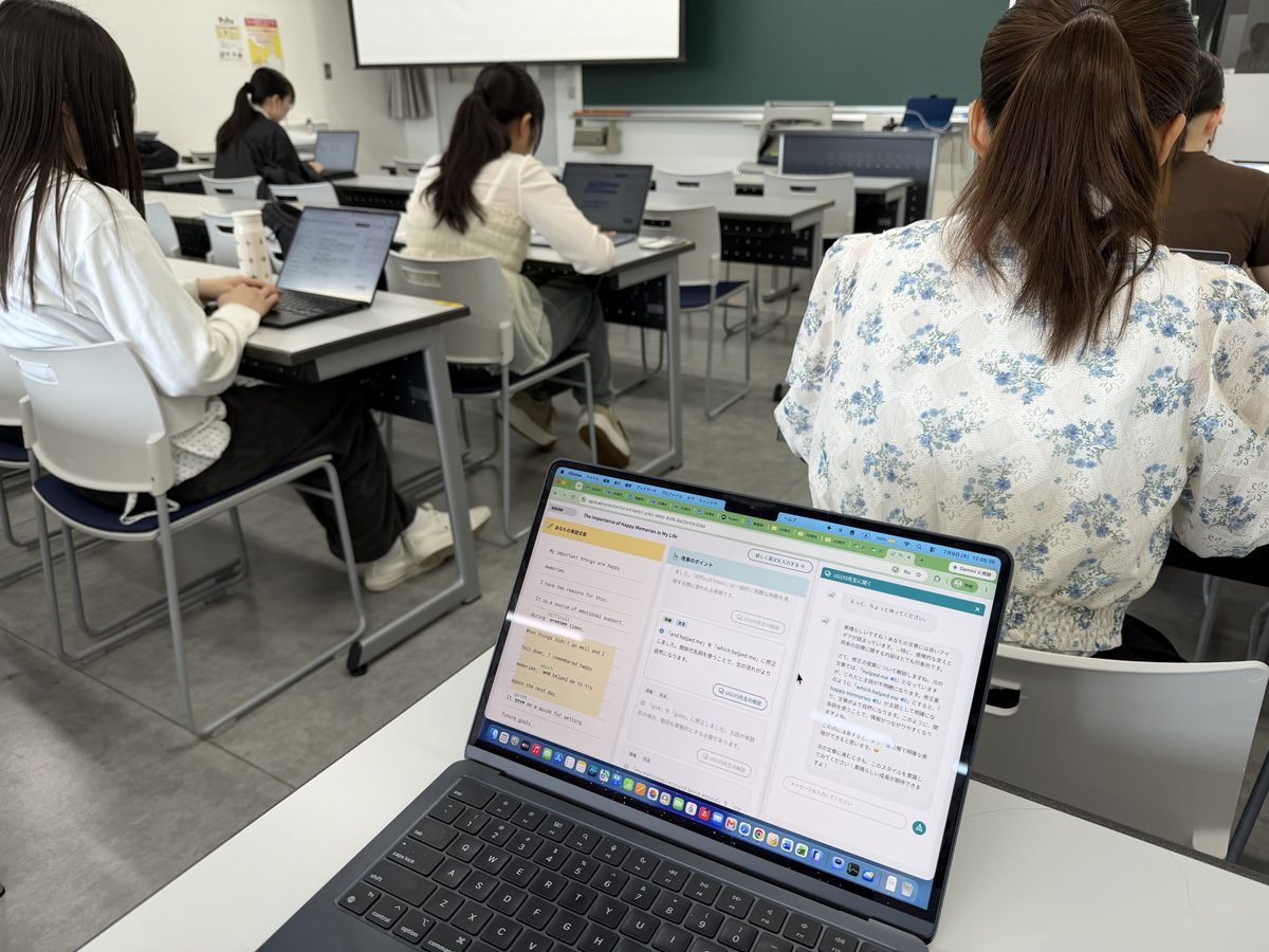 授業内でノートパソコンからUGUIS.AIを利用する学生