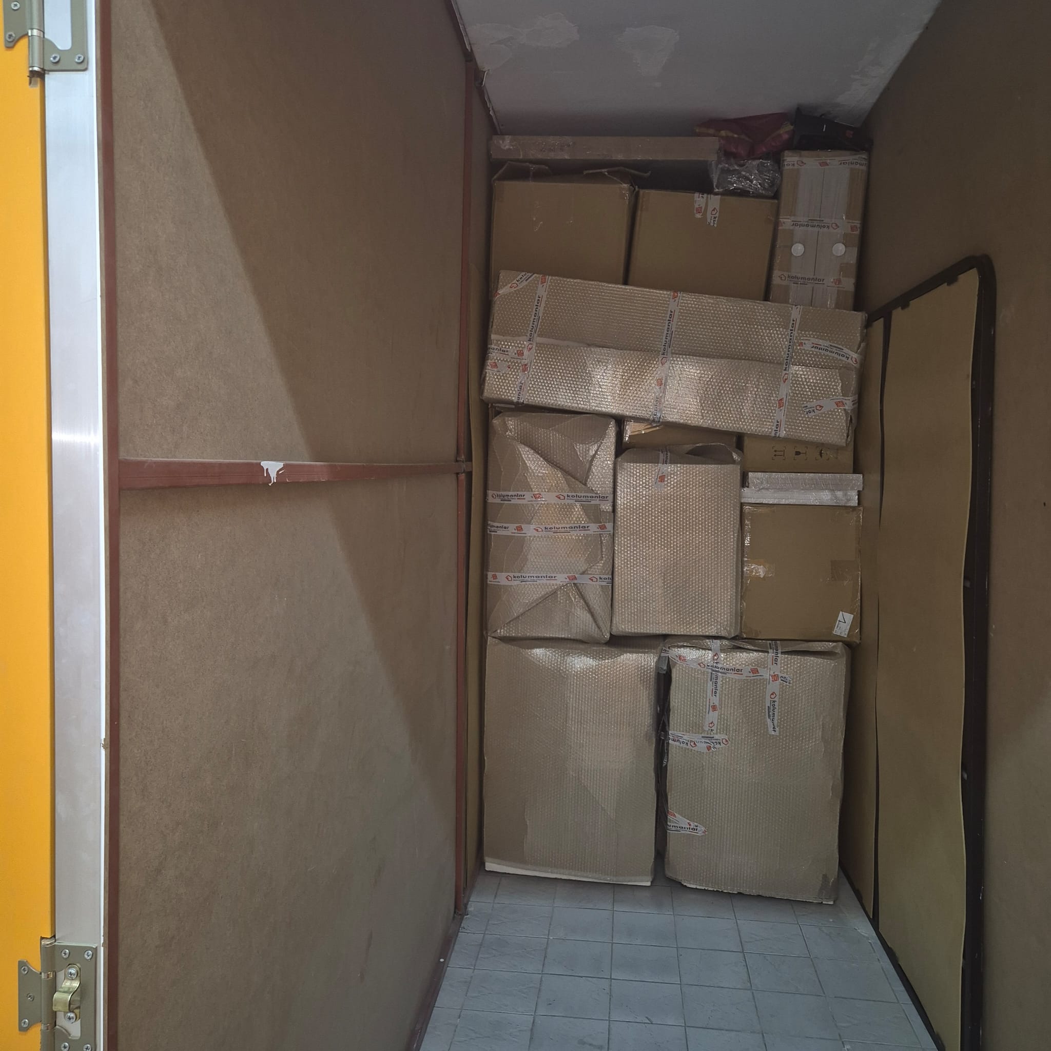 Ambalajlanmış ev eşyalarının bulunduğu özel kilitli kiralık depo odası