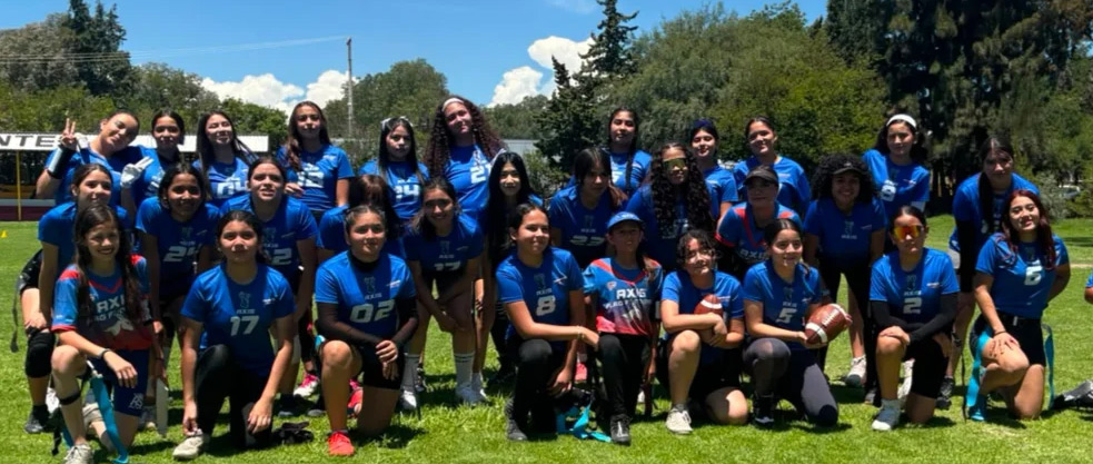 Equipo femenil de AXIS celebrando con un trofeo