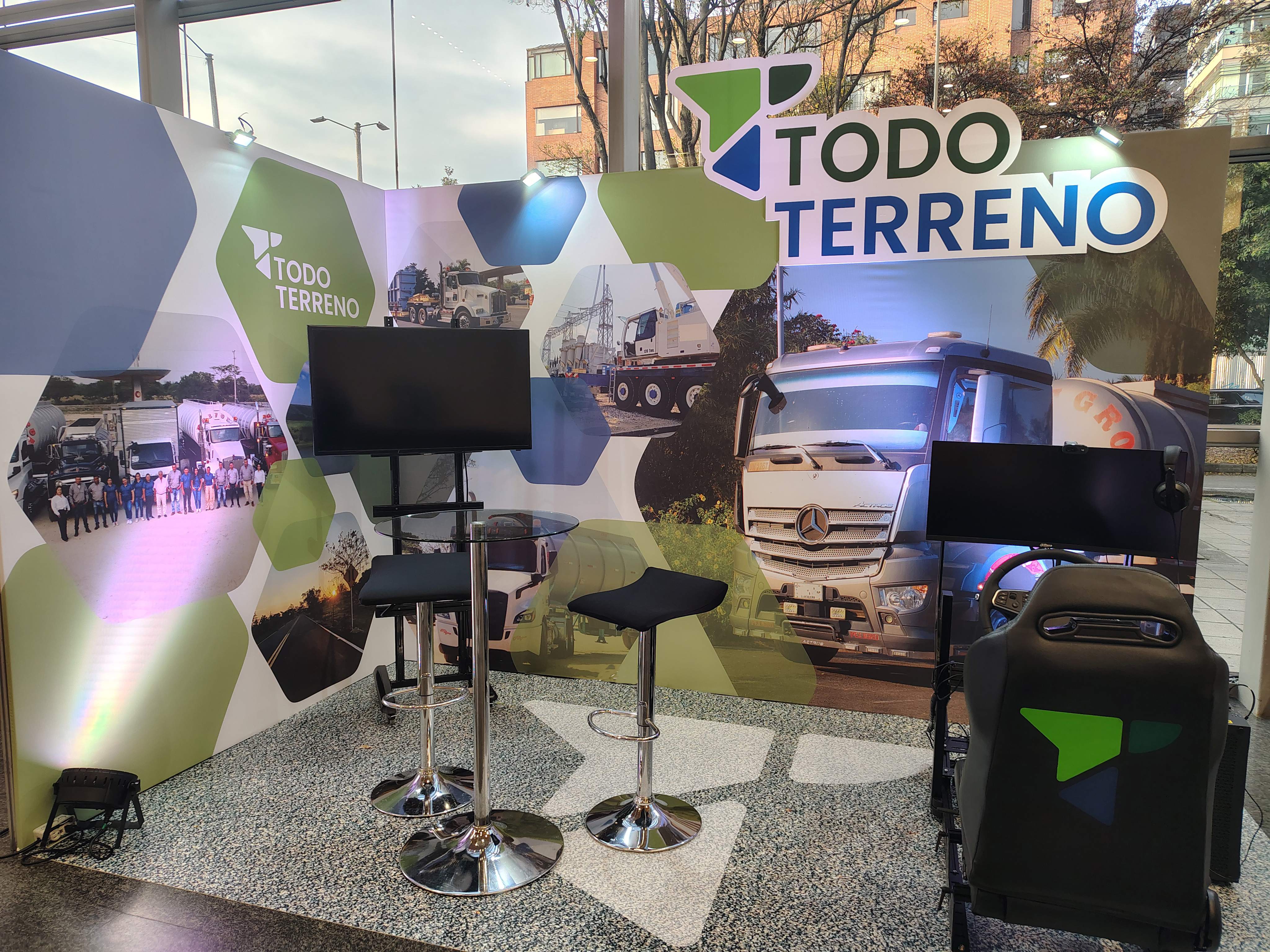 Diseño y montaje de stand para feria Todo Terreno - JEM Redes Bogotá