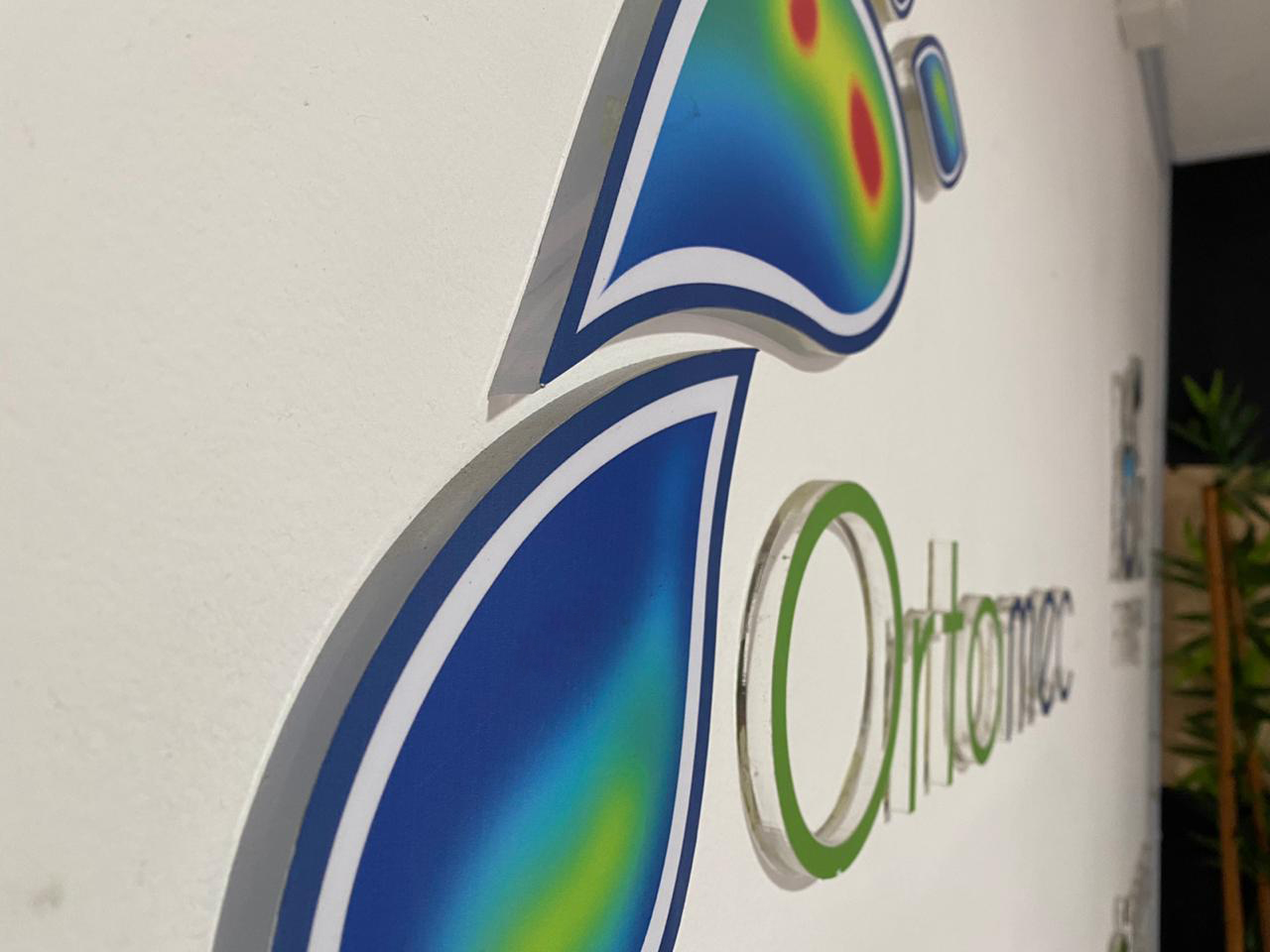 Señalización 3D corporativa Ortomec - producción publicitaria Bogotá