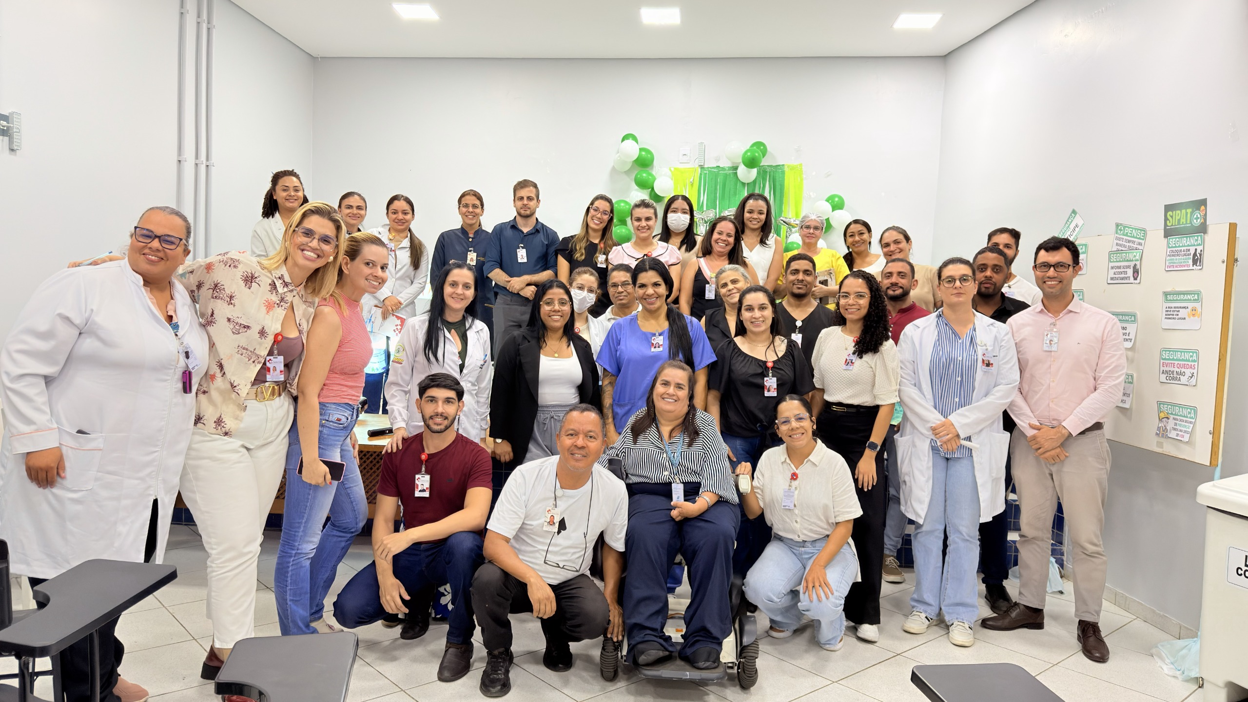 Lella Carneiro ministrando palestra corporativa para equipe
