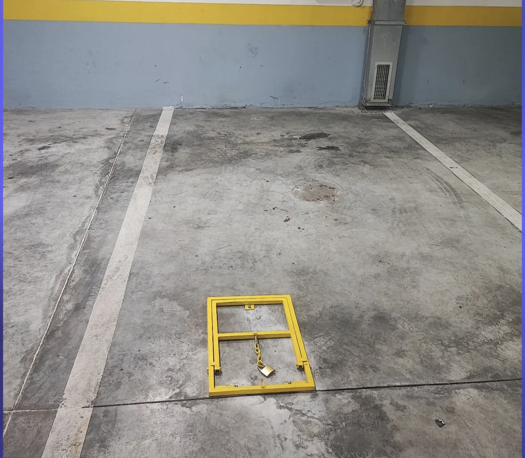 Mehanička parking barijera sa katancem u podzemnoj garaži