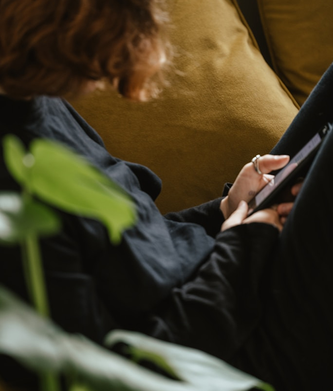 Patient utilisant une tablette depuis son domicile