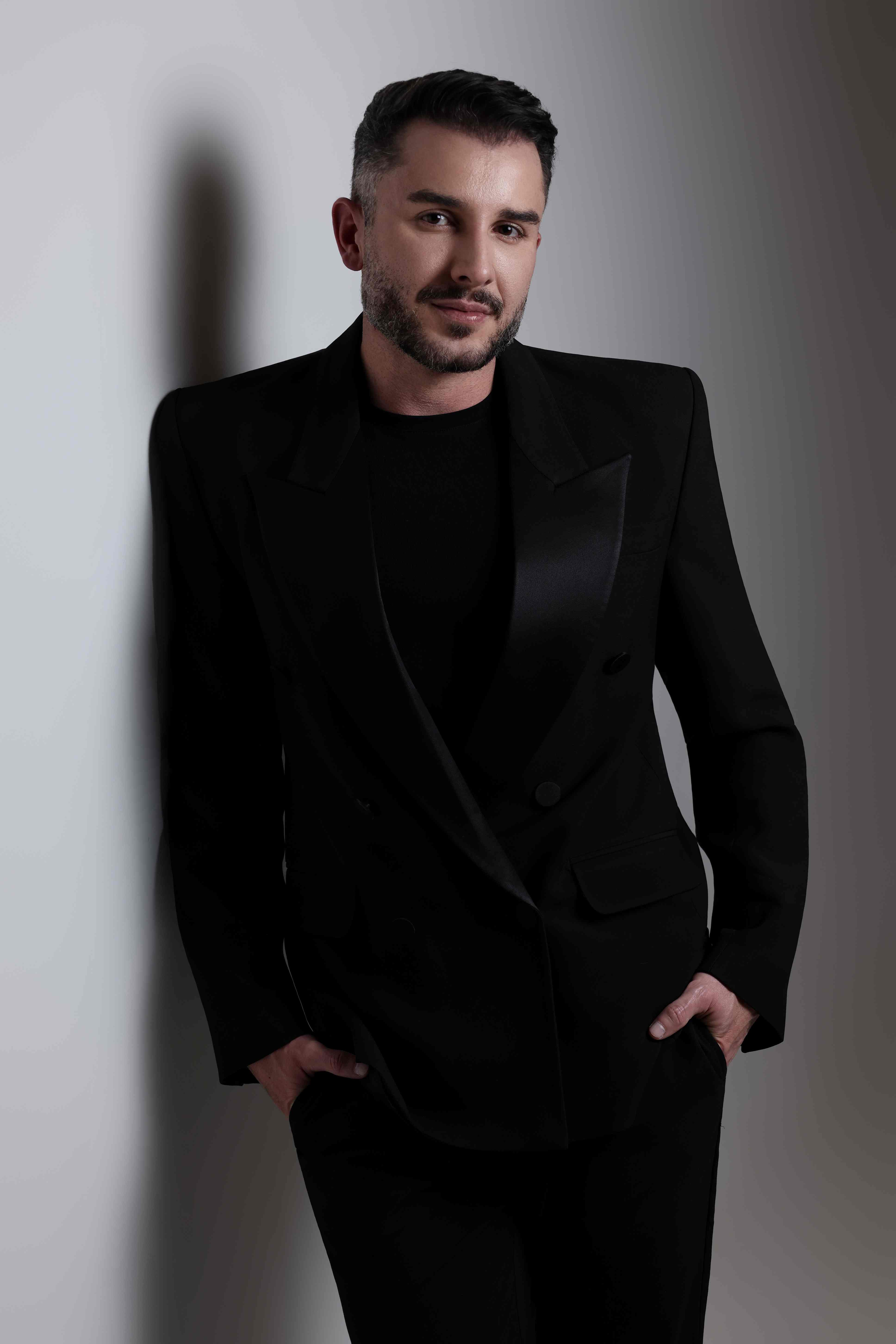 Dr. Pedro Sousa — Especialista em estética íntima masculina, pose profissional com terno preto