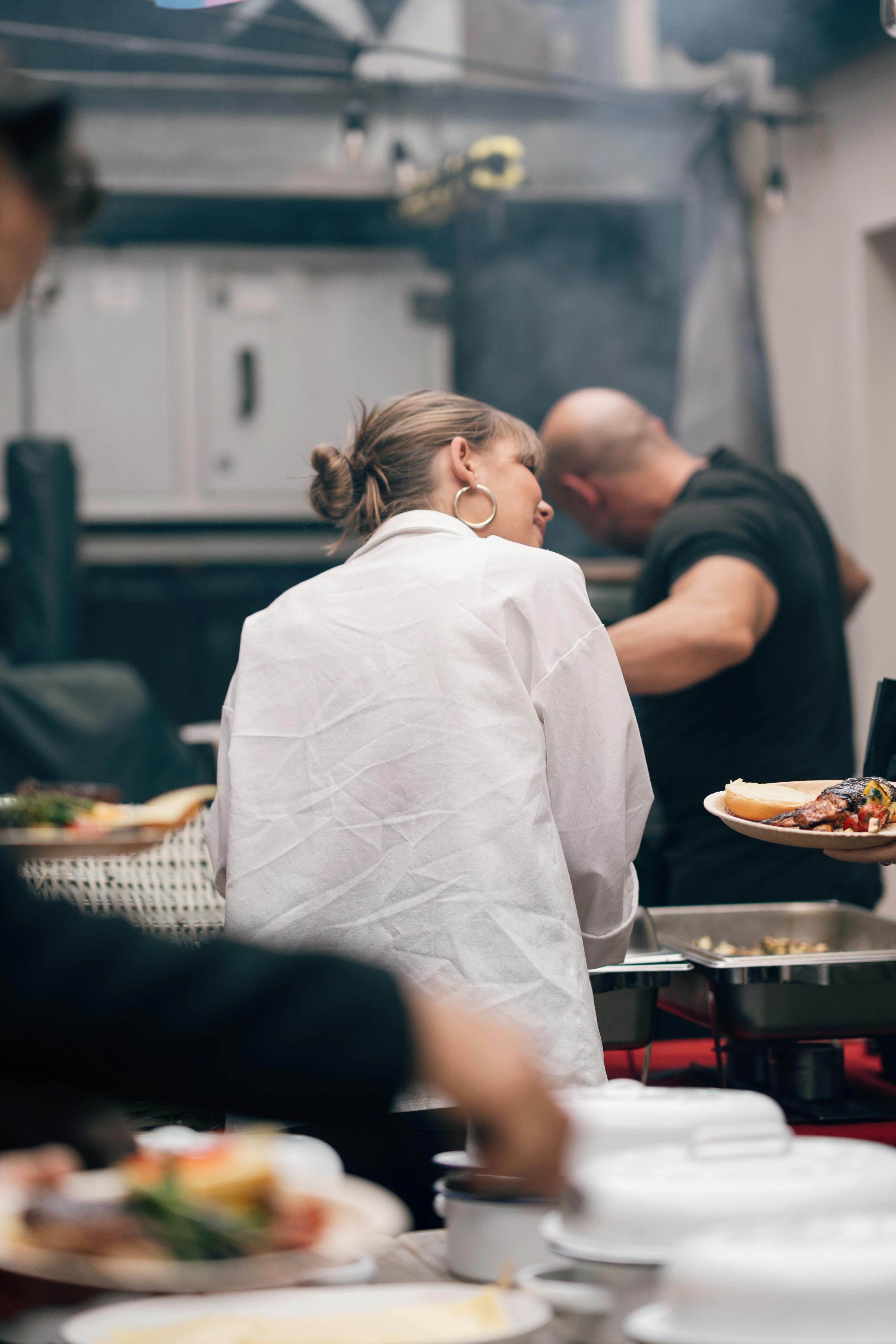 Twee chefs in restaurant, samenwerken aan gerecht