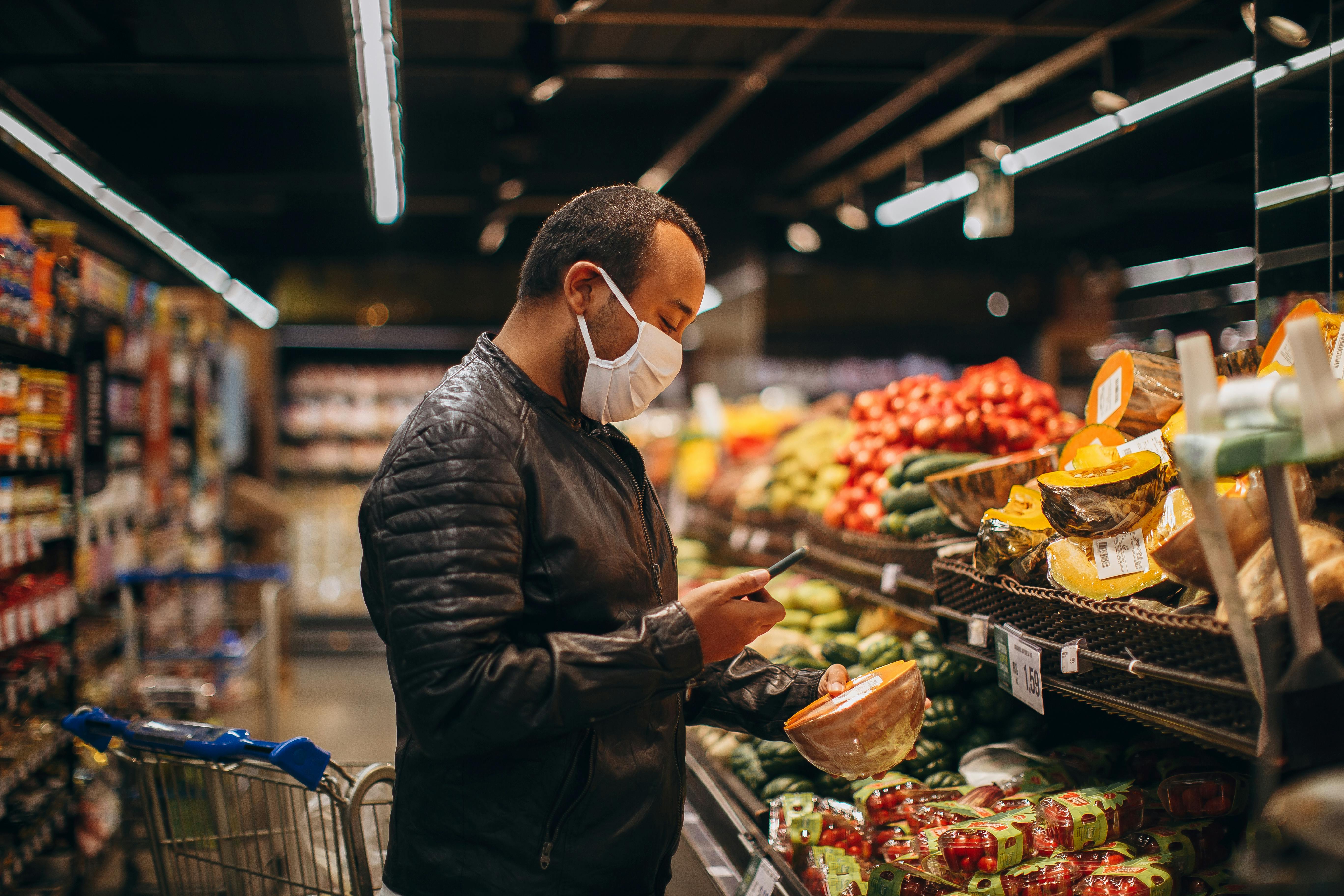 Customer engaged in nighttime shopping showing behavioral patterns and engagement signals
