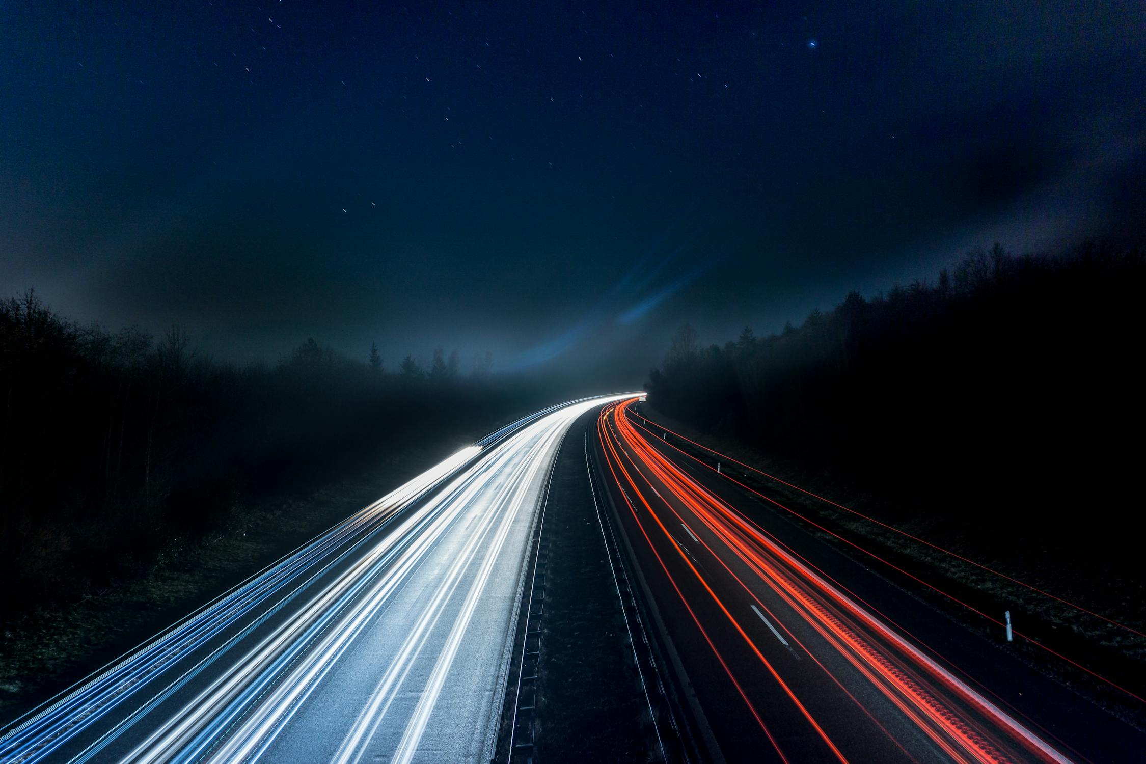 Nachtaufnahme einer Autobahn mit Lichtspuren