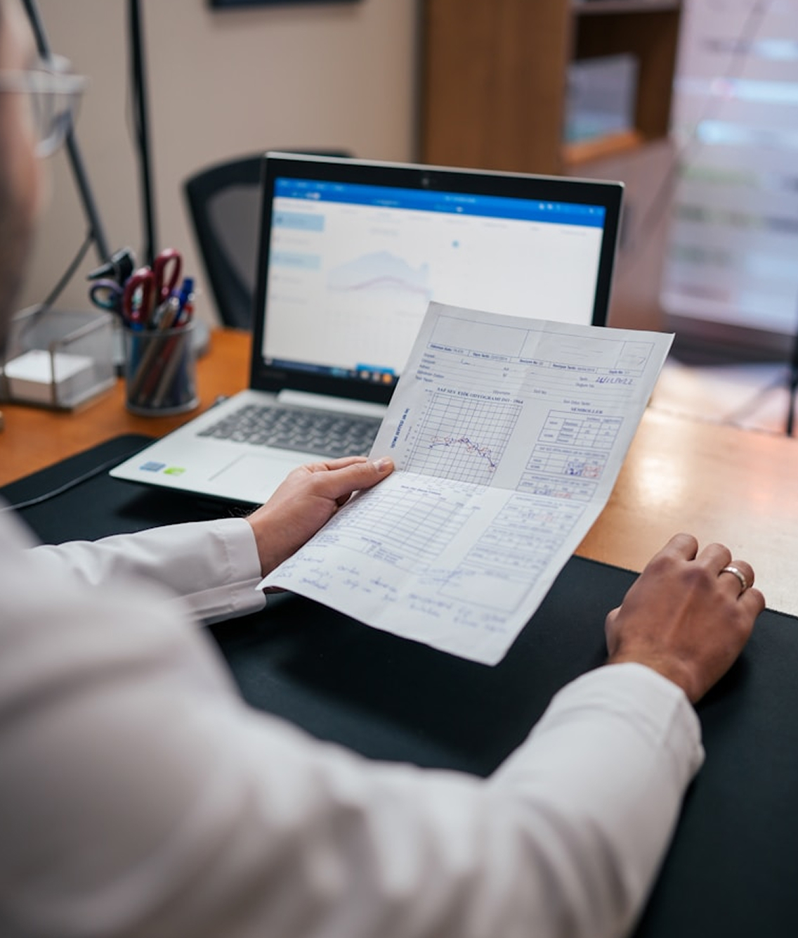 Professionnel analysant des données médicales