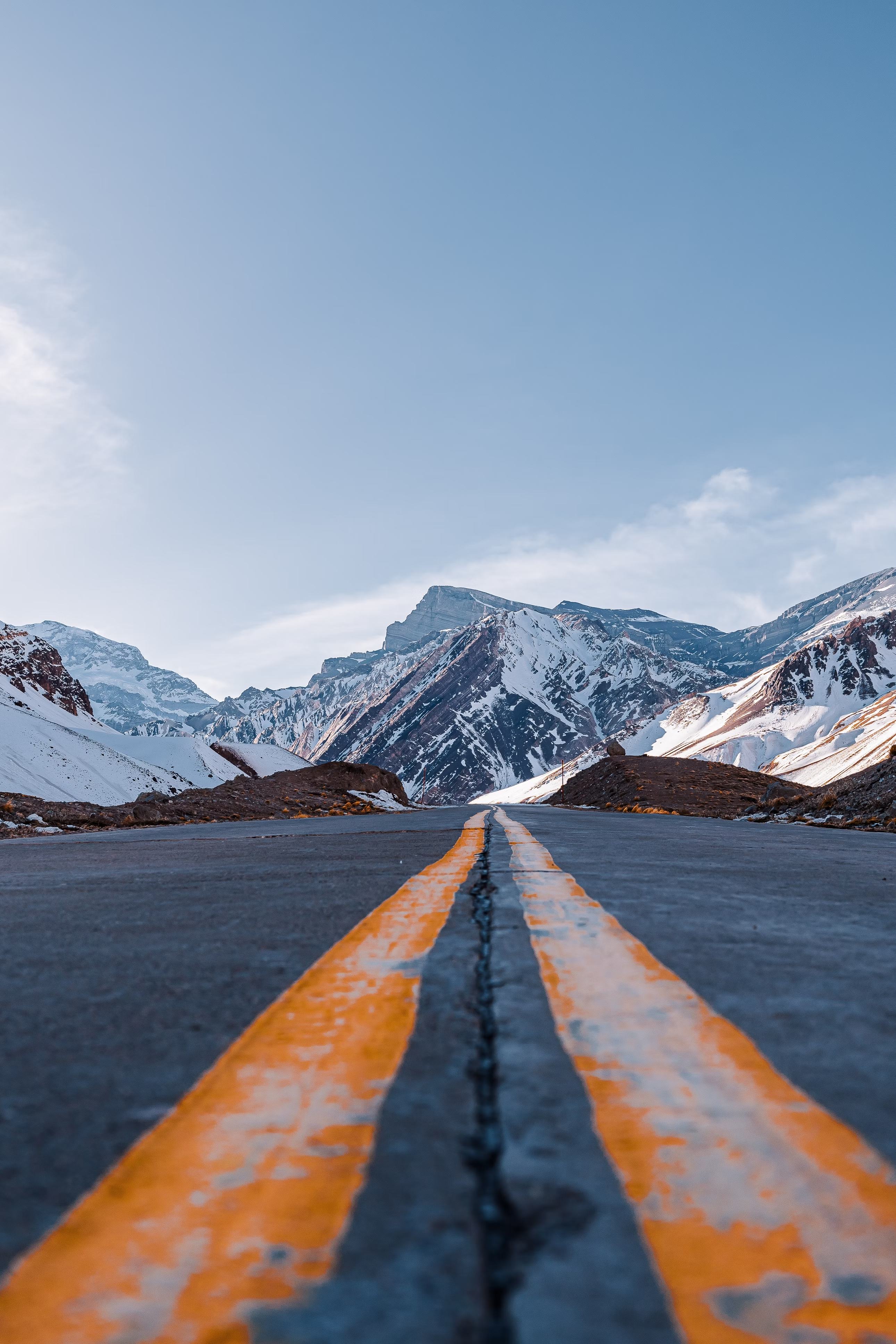 Carretera hacia las montañas nevadas simbolizando el camino hacia el futuro