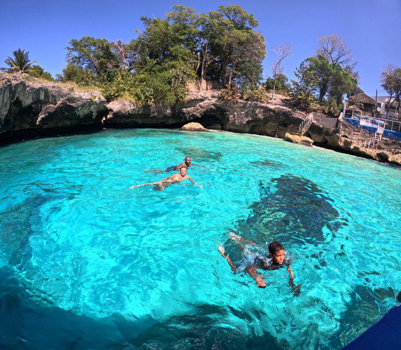 Nadando en aguas turquesas