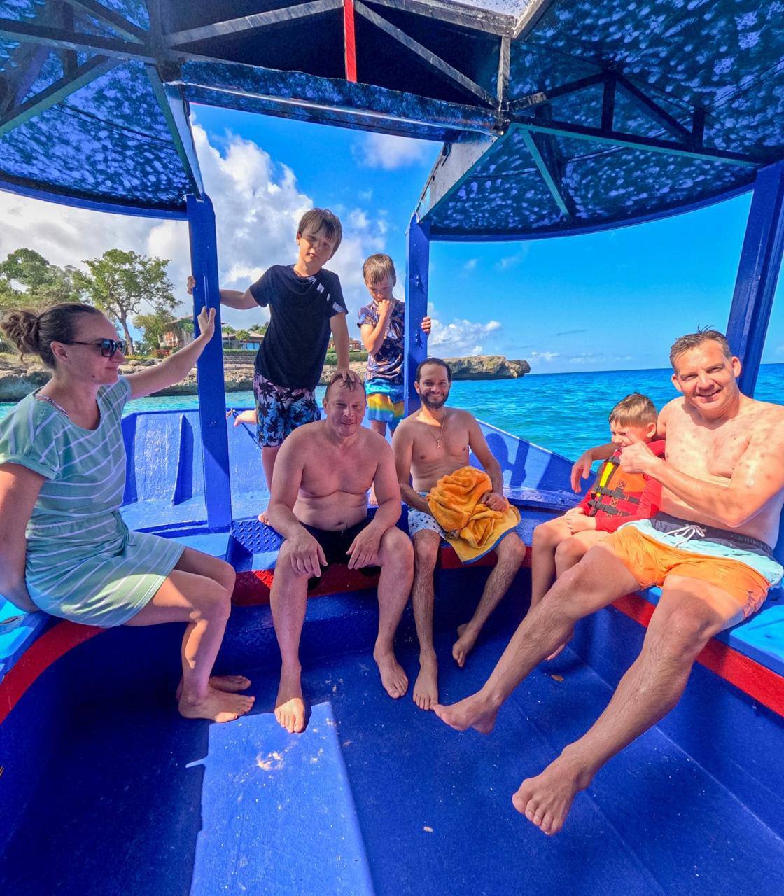 Familia disfrutando del paseo en bote