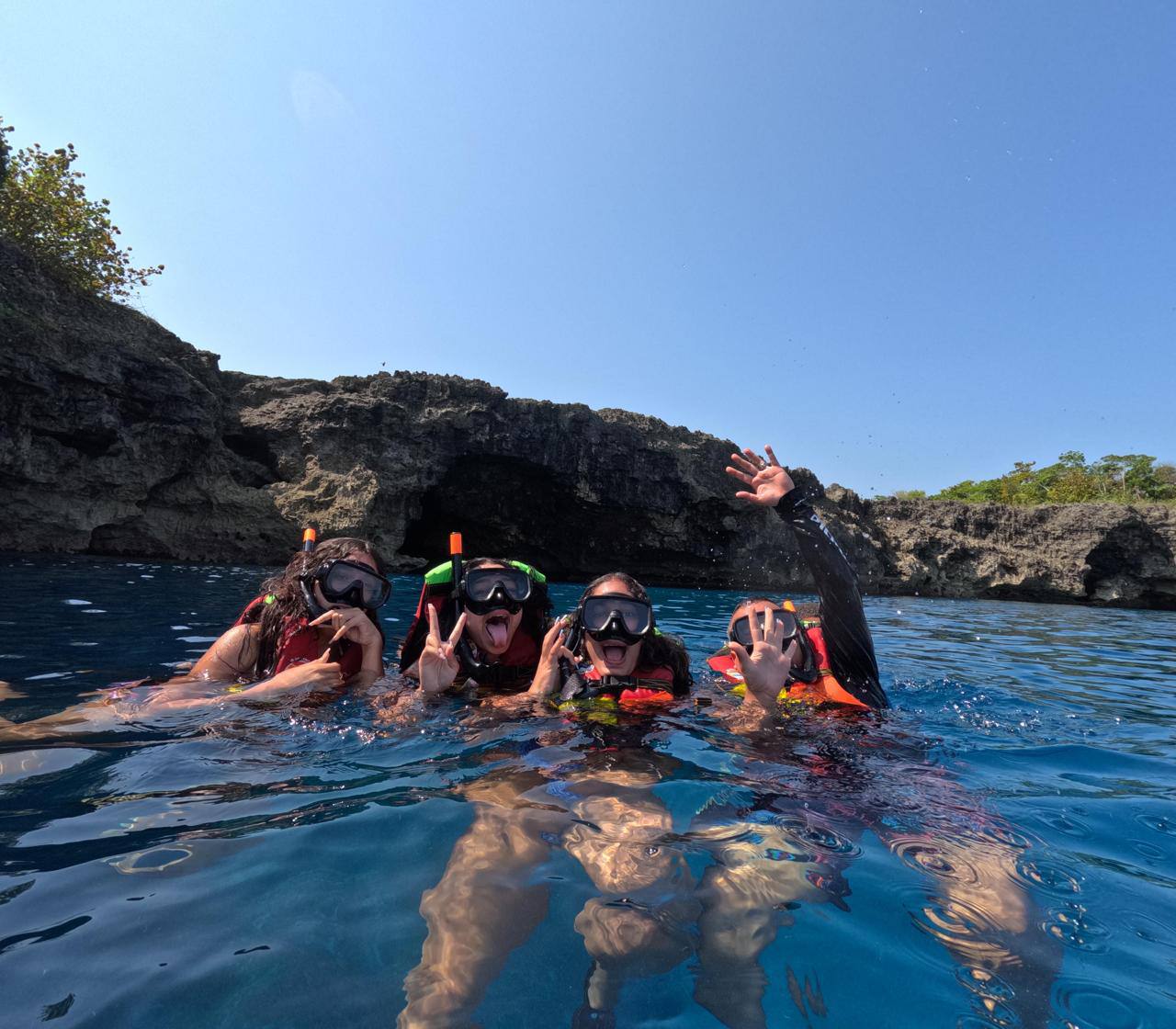 Grupo haciendo snorkel en aguas cristalinas