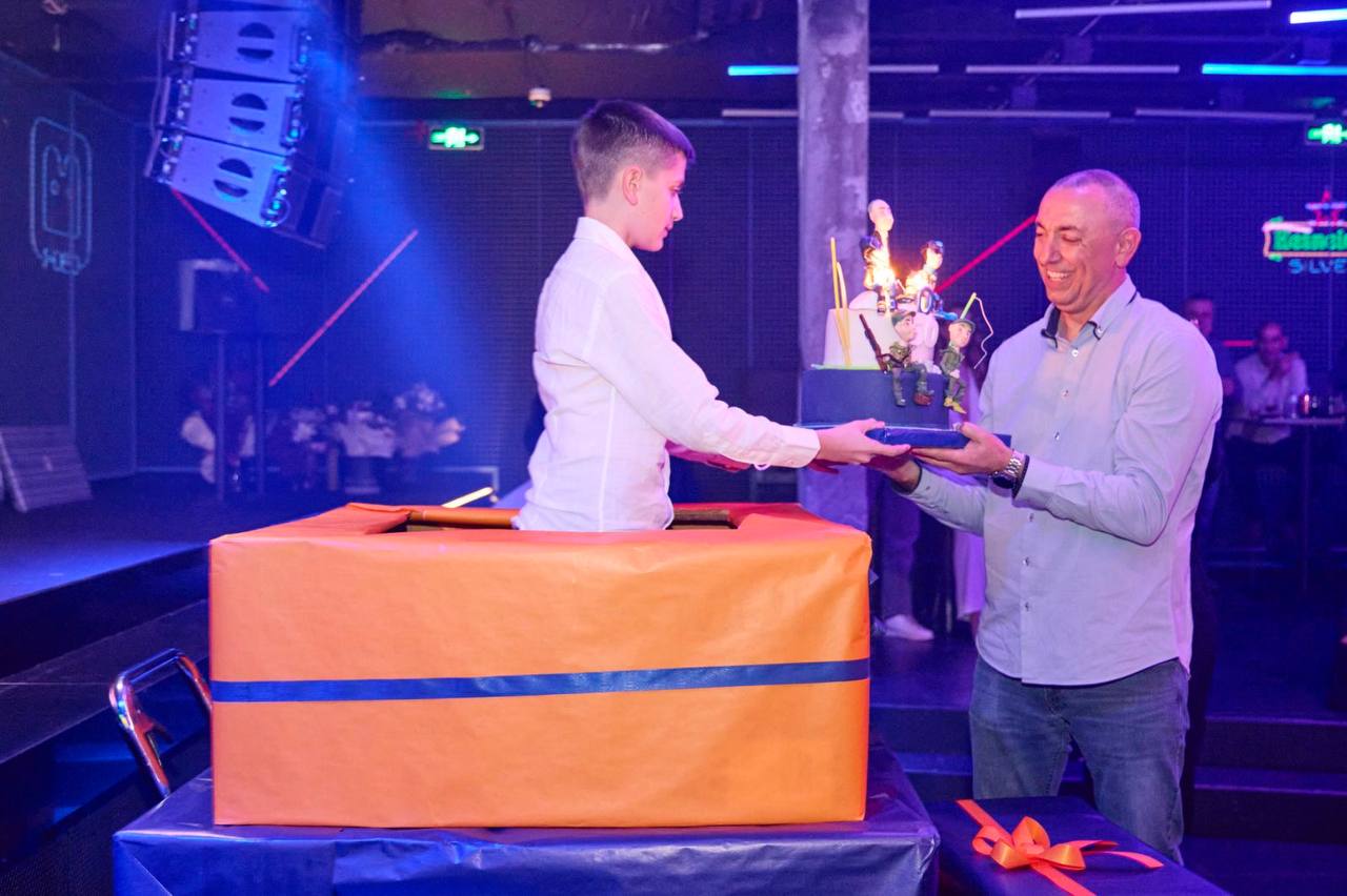 Юбилейно празненство с торта и подаръци