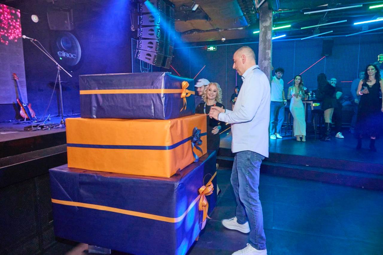 Елегантна декорация за юбилей с огромен подарък