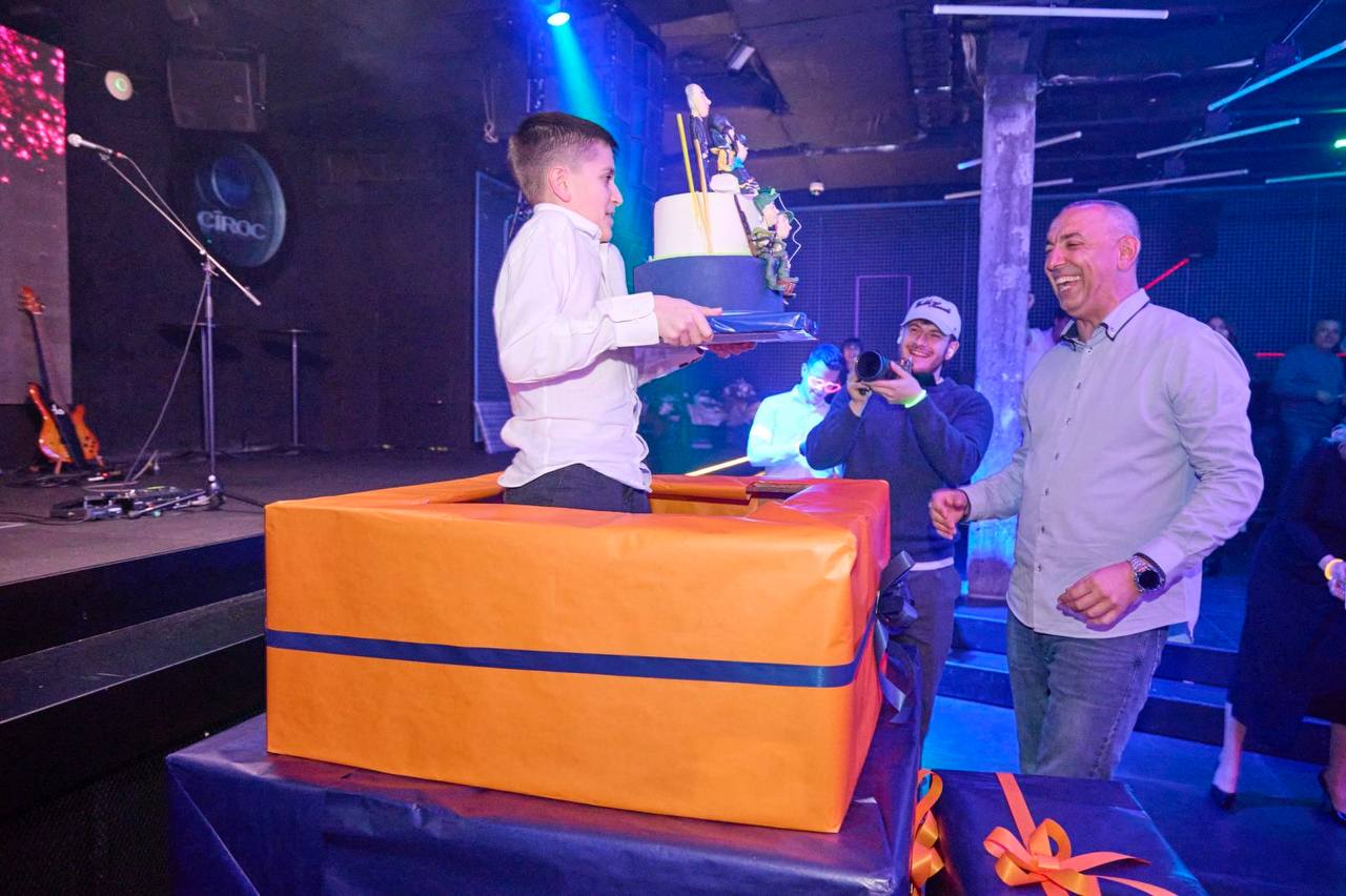 50-годишен юбилей с грандиозна изненада от подарък кутия