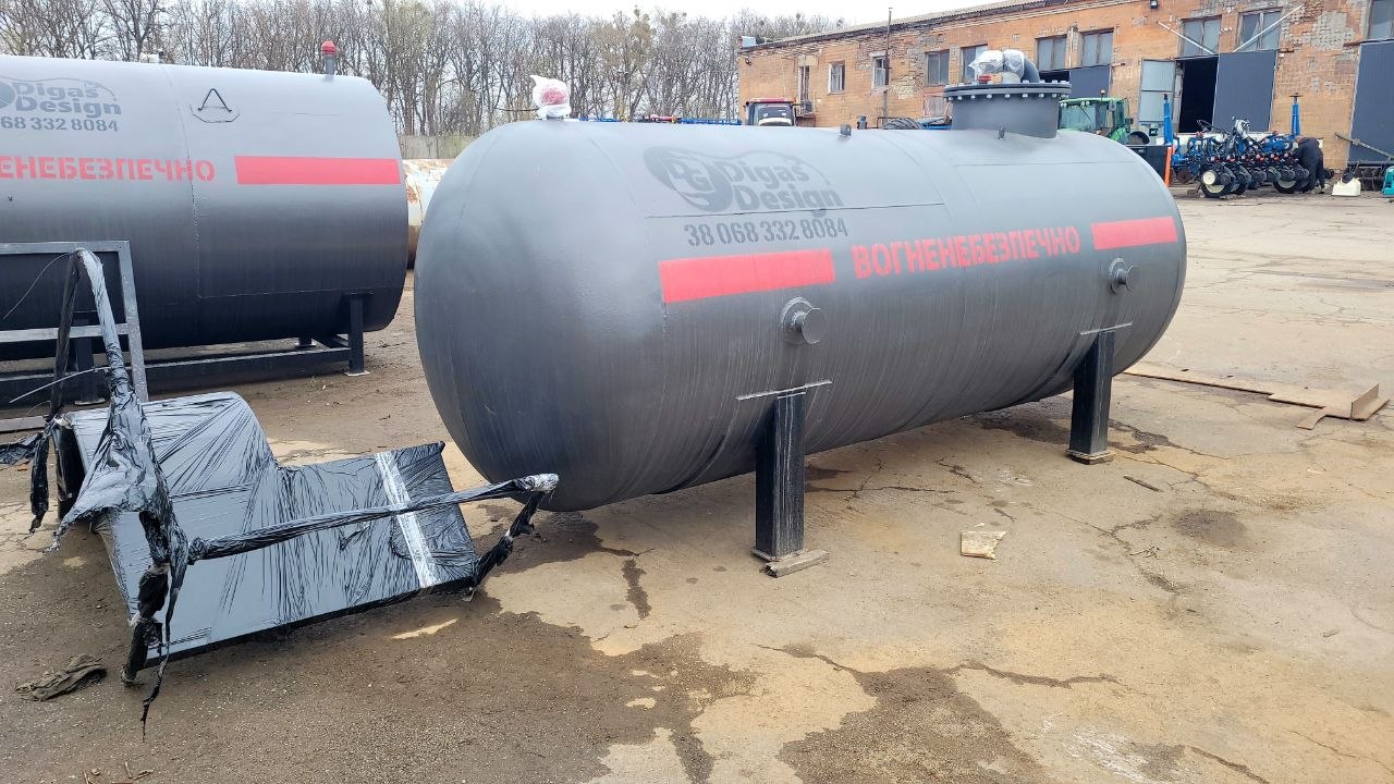 Резервуари на виробничому майданчику