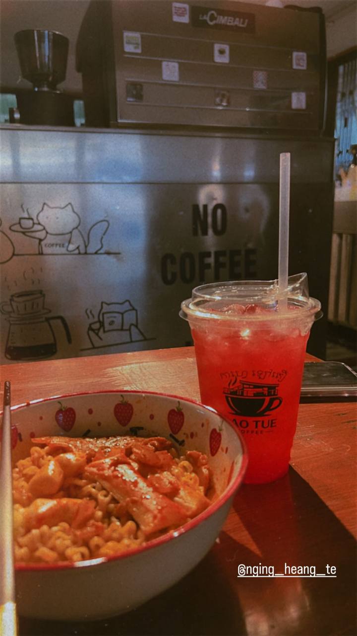 Strawberry drink and noodles at Lao Tue