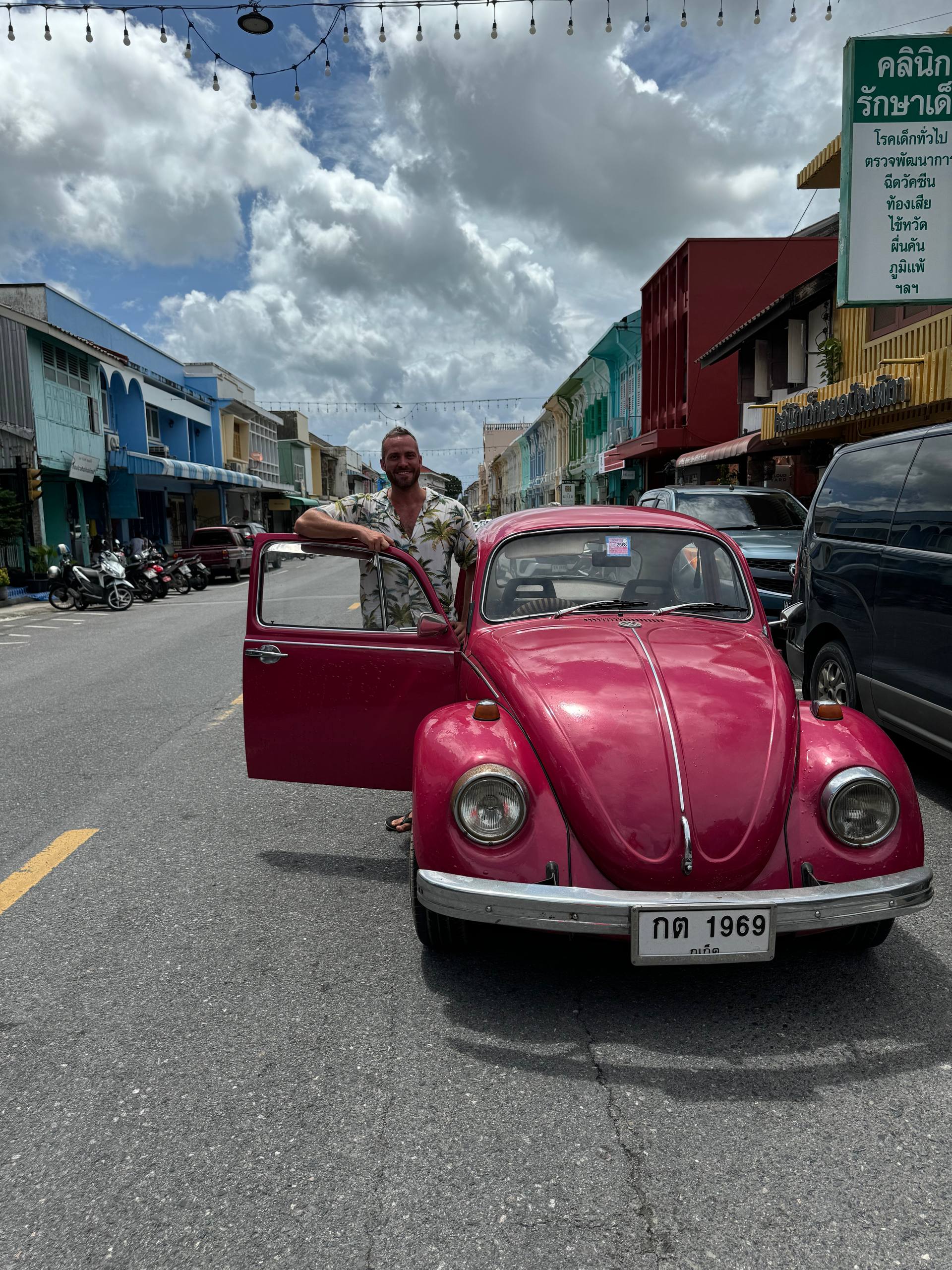 Kobieta w resorcie z widokiem na morze