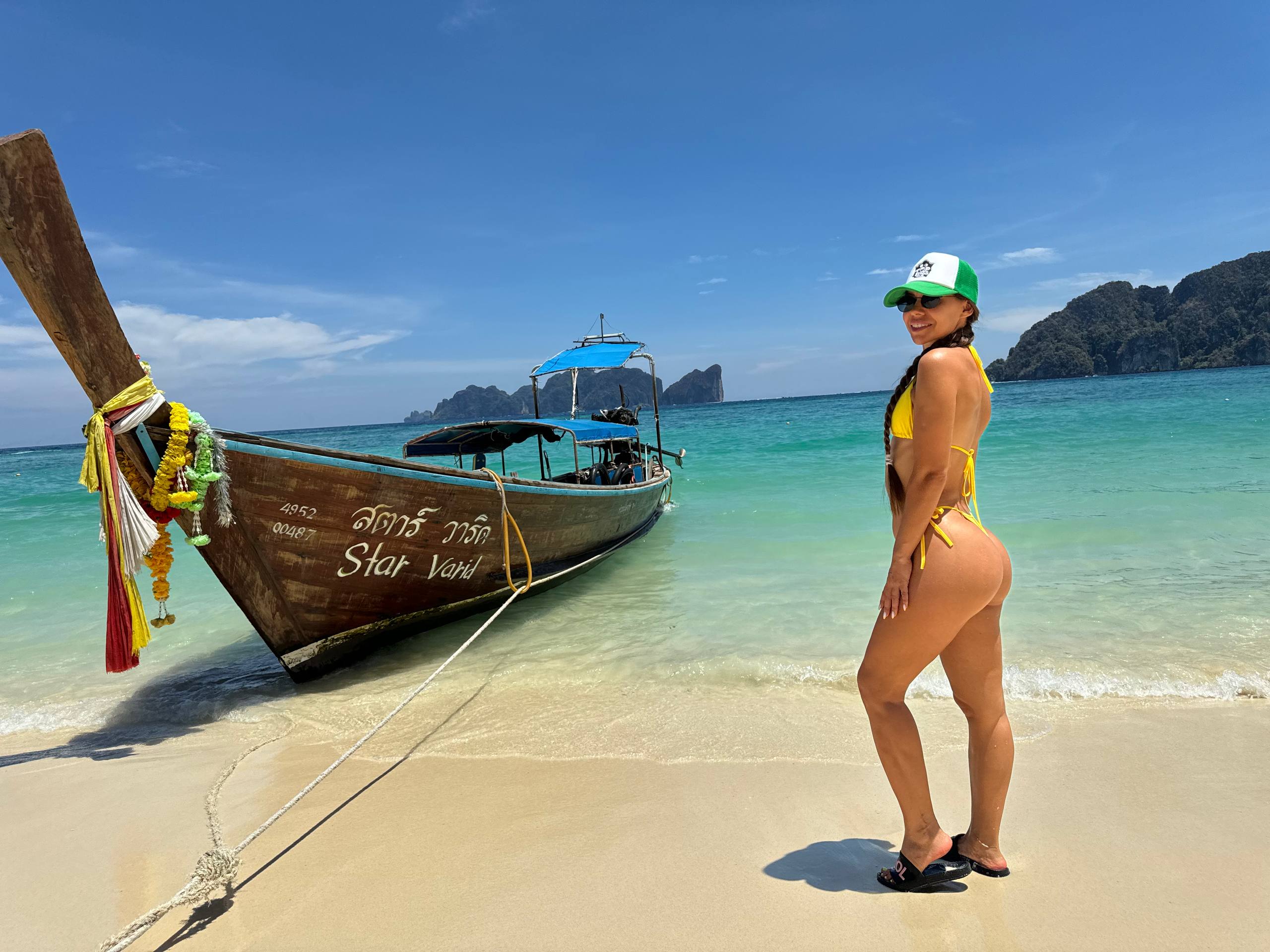 Widok na morze z żaglowcami w zatoce