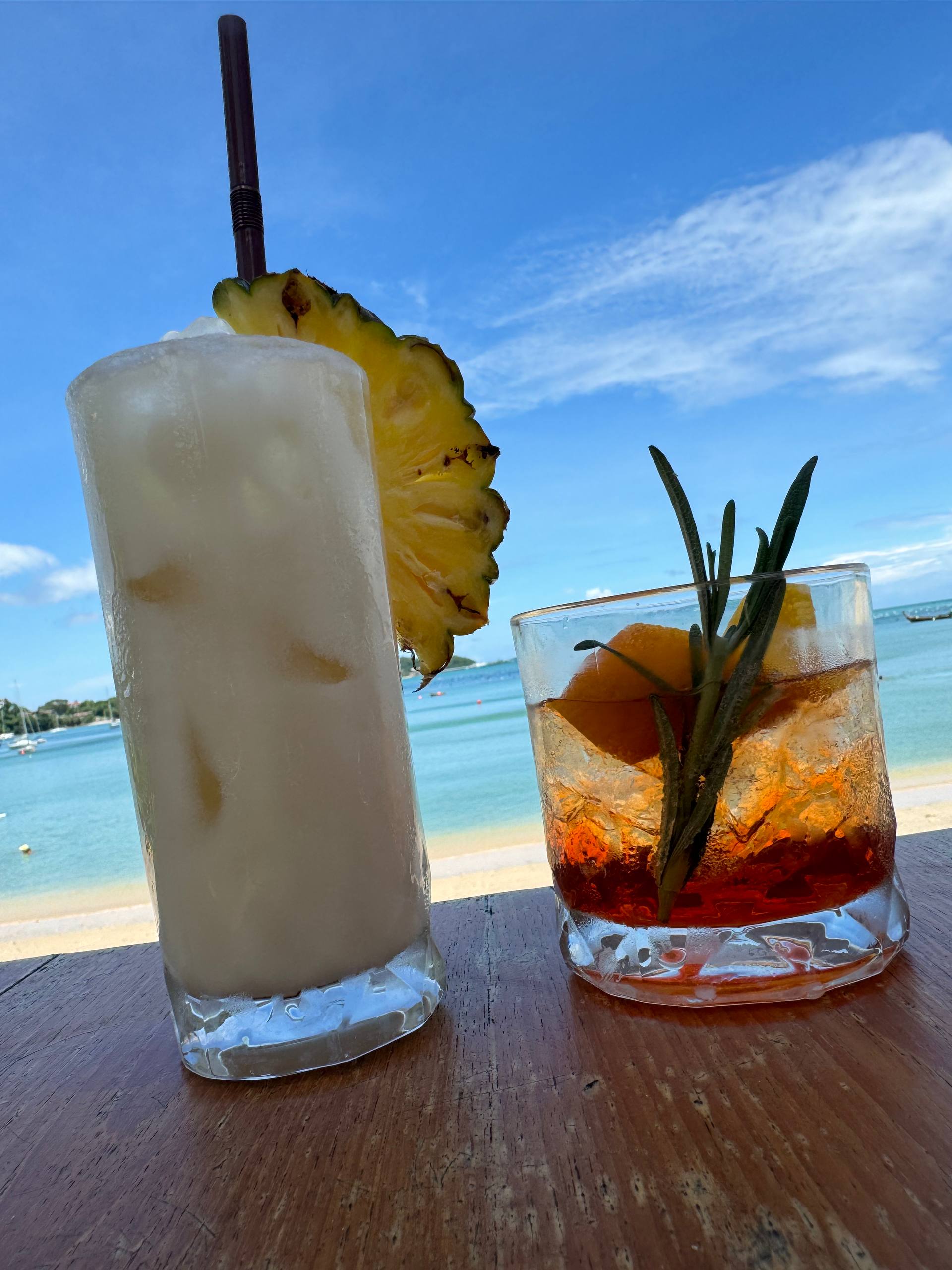 Turystyczna architektura - budynek w kolorze turkusu