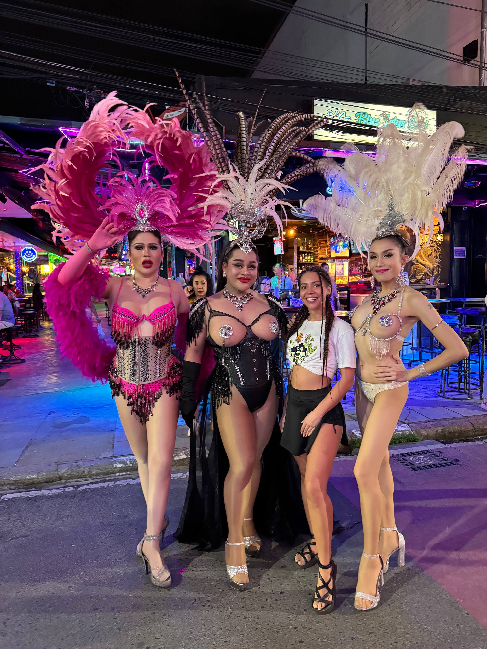 Wyspa z zielonymi skałami i żaglowcami