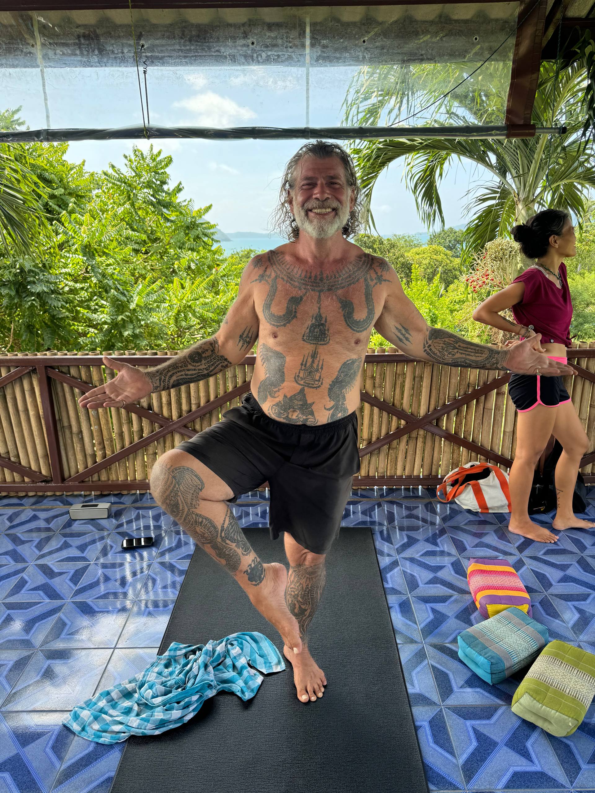 Sesja jogi z widokiem na tropikalną dżunglę