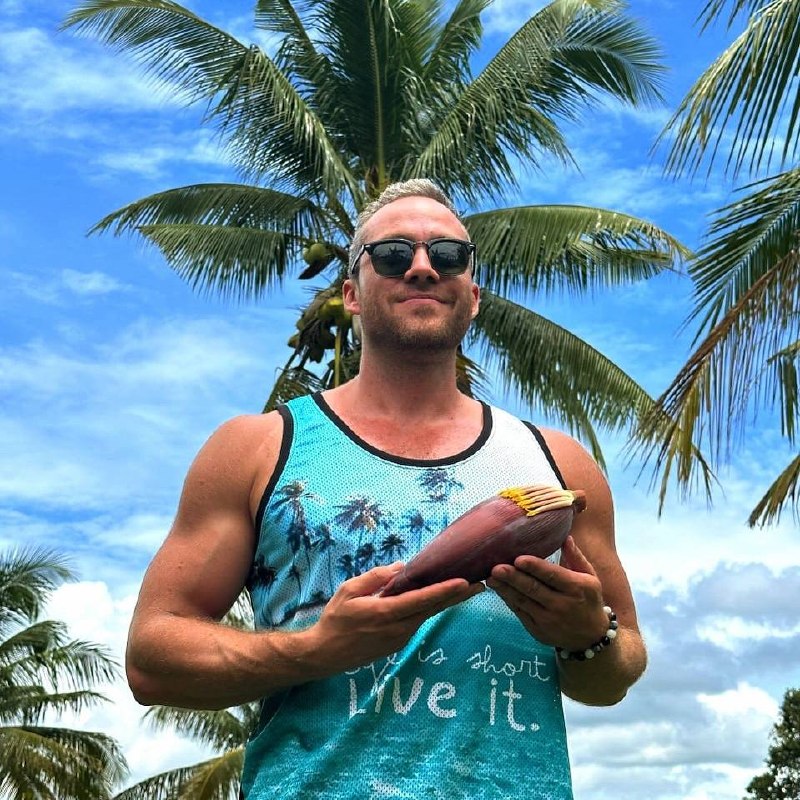 Kobieta na plaży przy tradycyjnej łodzi