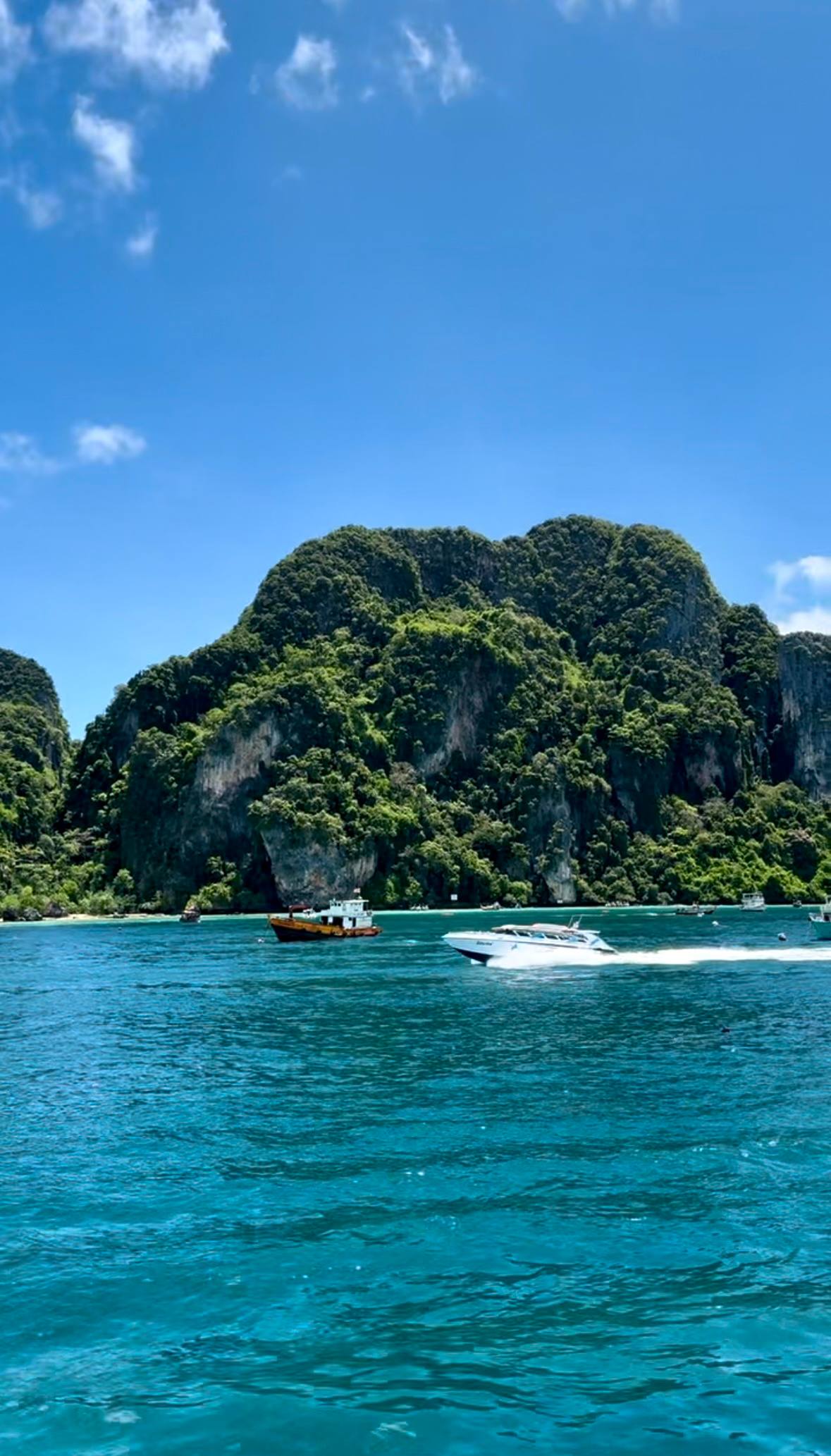 Dwie kobiety o zachodzie słońca na plaży