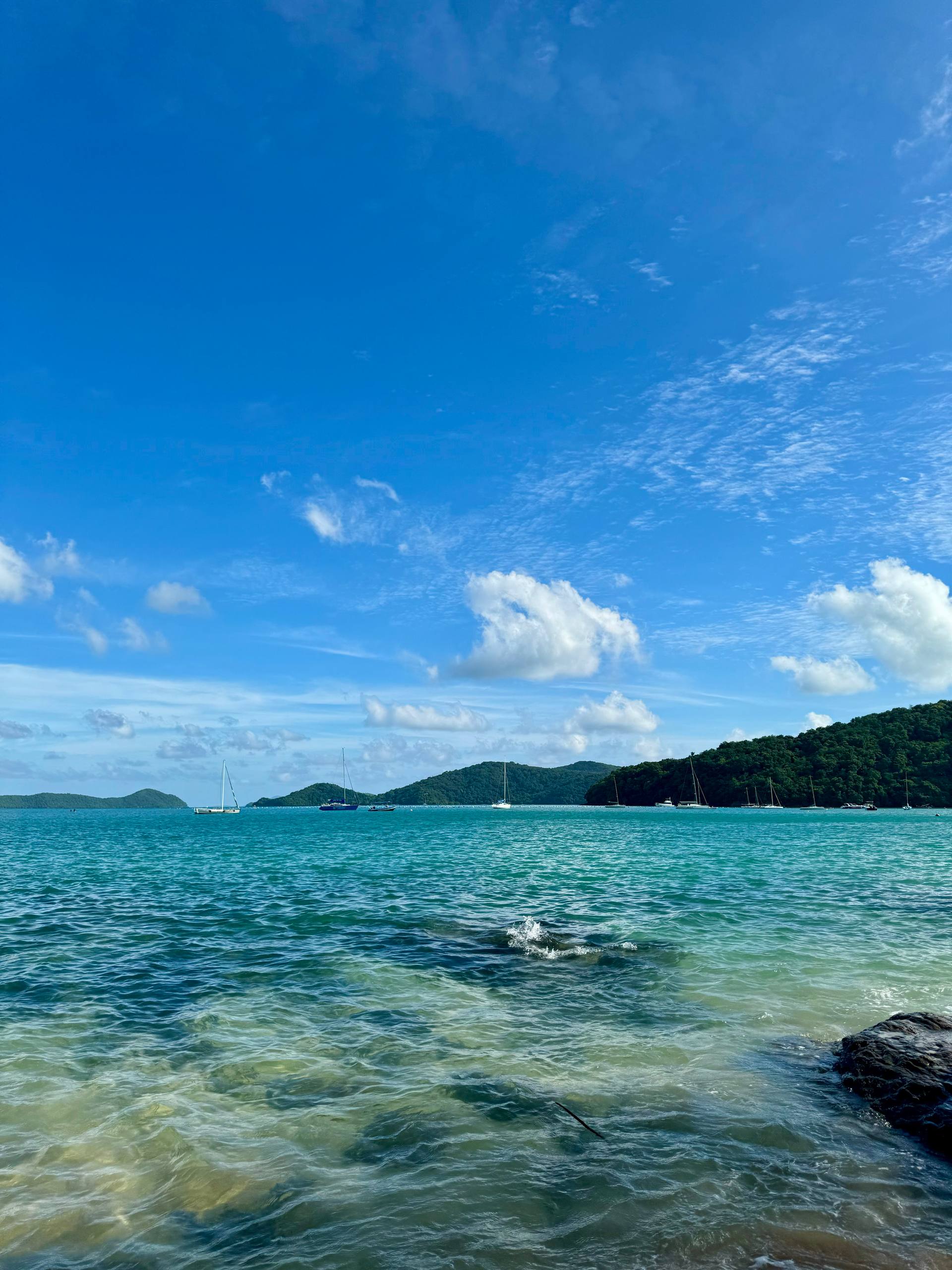 Złota statua Buddy nocą z oświetleniem