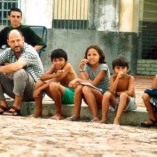 Schotterweg mit Strommasten im Abendlicht