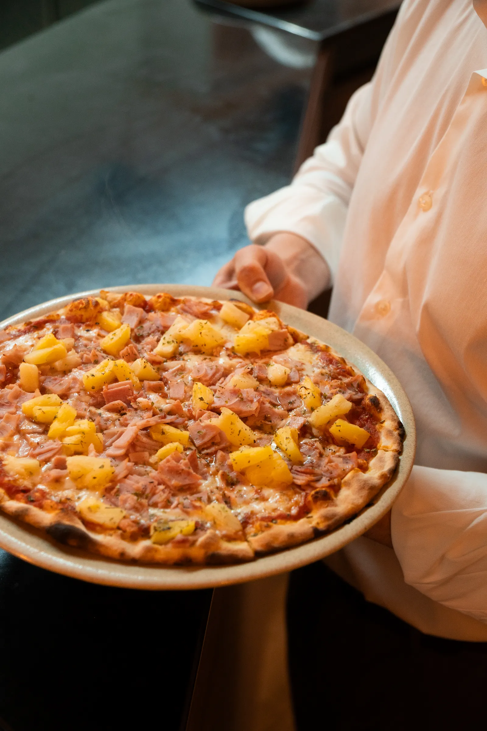 Pizza artesanal servida em prato branco