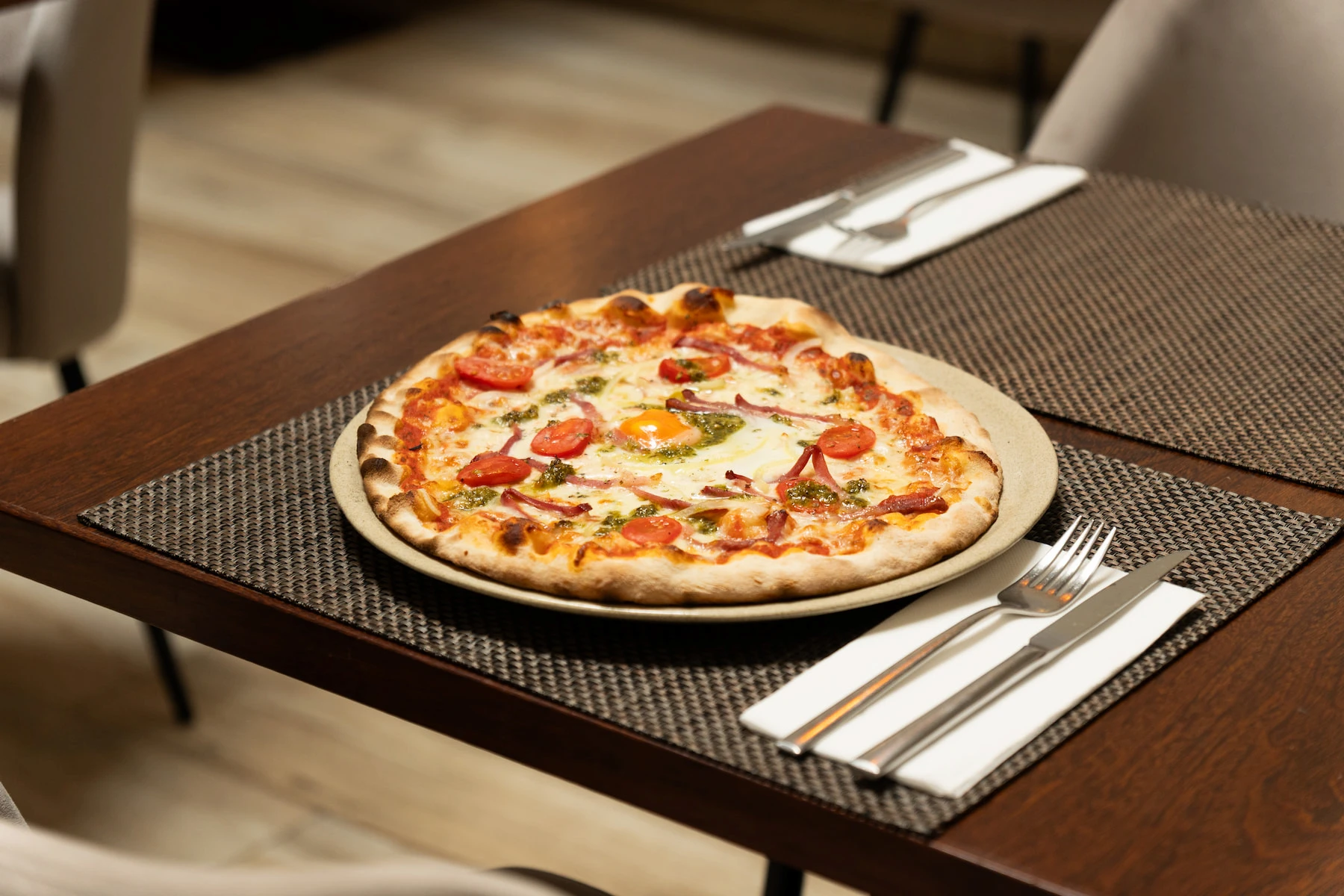 Pizza artesanal servida na mesa com talheres