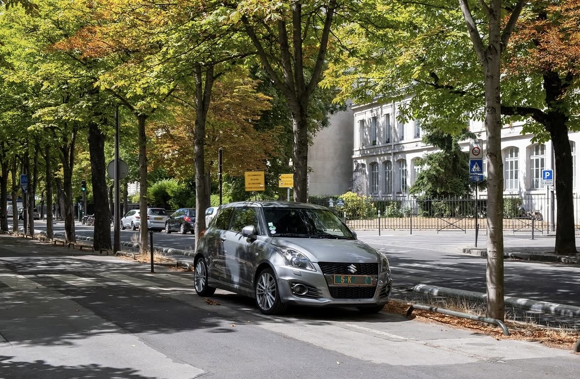 Plaque 5 K — Allemagne (personnel technique) à Paris Plaque diplomatique française 5 K sur une Suzuki Swift garée à Paris — code 5 correspondant à l'Allemagne