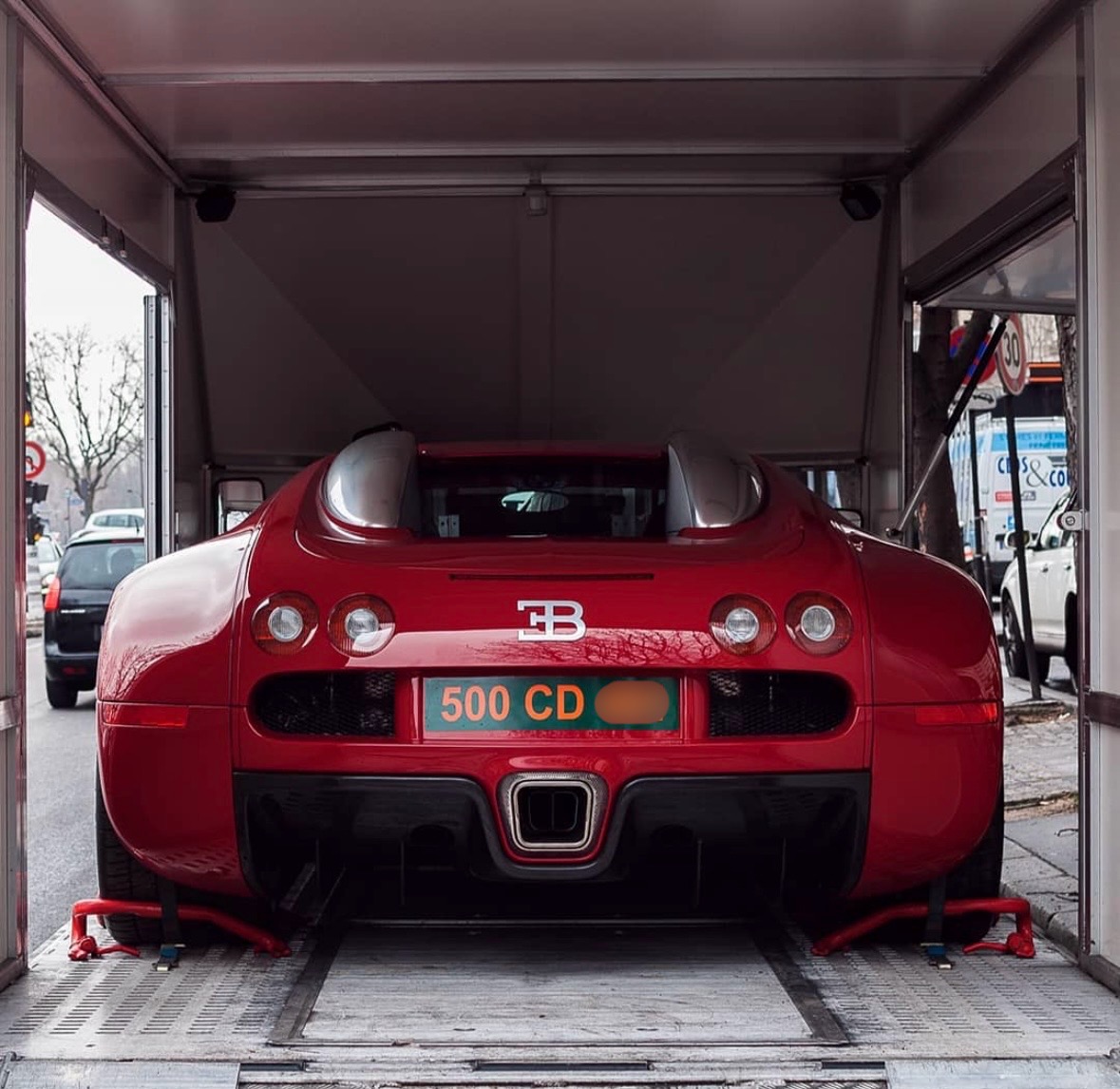 Plaque 500 CD — Bugatti Veyron rouge, Paris Plaque diplomatique verte 500 CD sur une Bugatti Veyron rouge dans un camion de transport à Paris — code 500 hautes personnalités