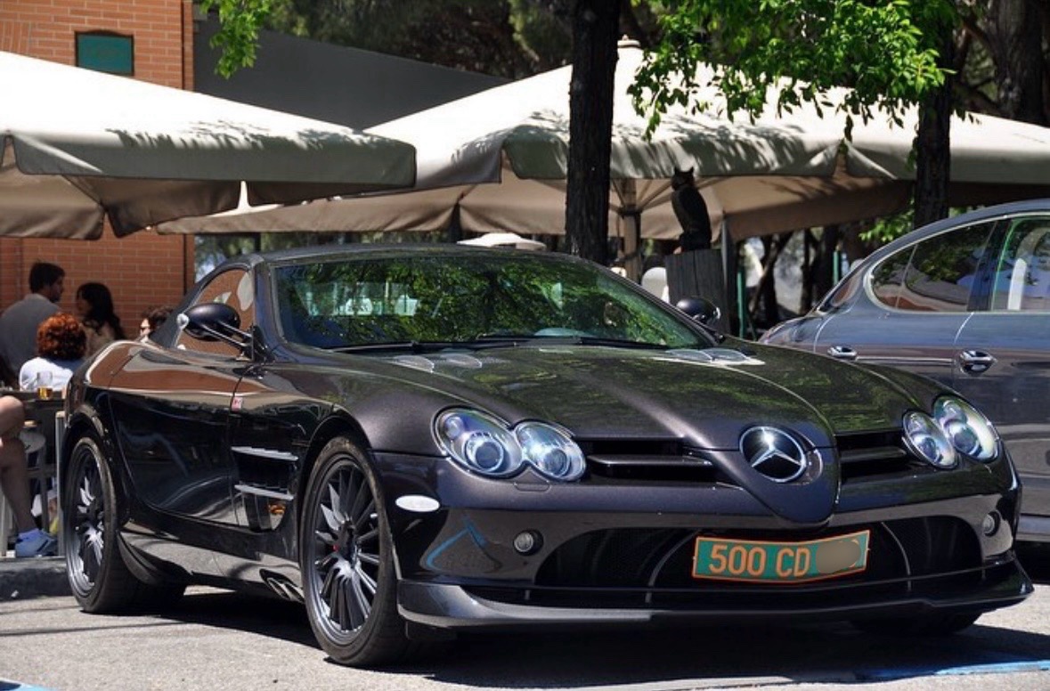 Plaque 500 CD — Hautes personnalités, Mercedes SLR Plaque diplomatique verte 500 CD sur une Mercedes SLR McLaren grise stationnée à l'extérieur — code 500 hautes personnalités