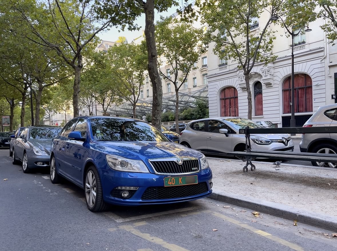 Plaque 40 K — Espagne, personnel technique (Škoda Octavia, Paris) Plaque diplomatique verte 40 K sur une Škoda Octavia bleue garée avenue Kléber à Paris — code 40 correspondant à l'Espagne, personnel technique