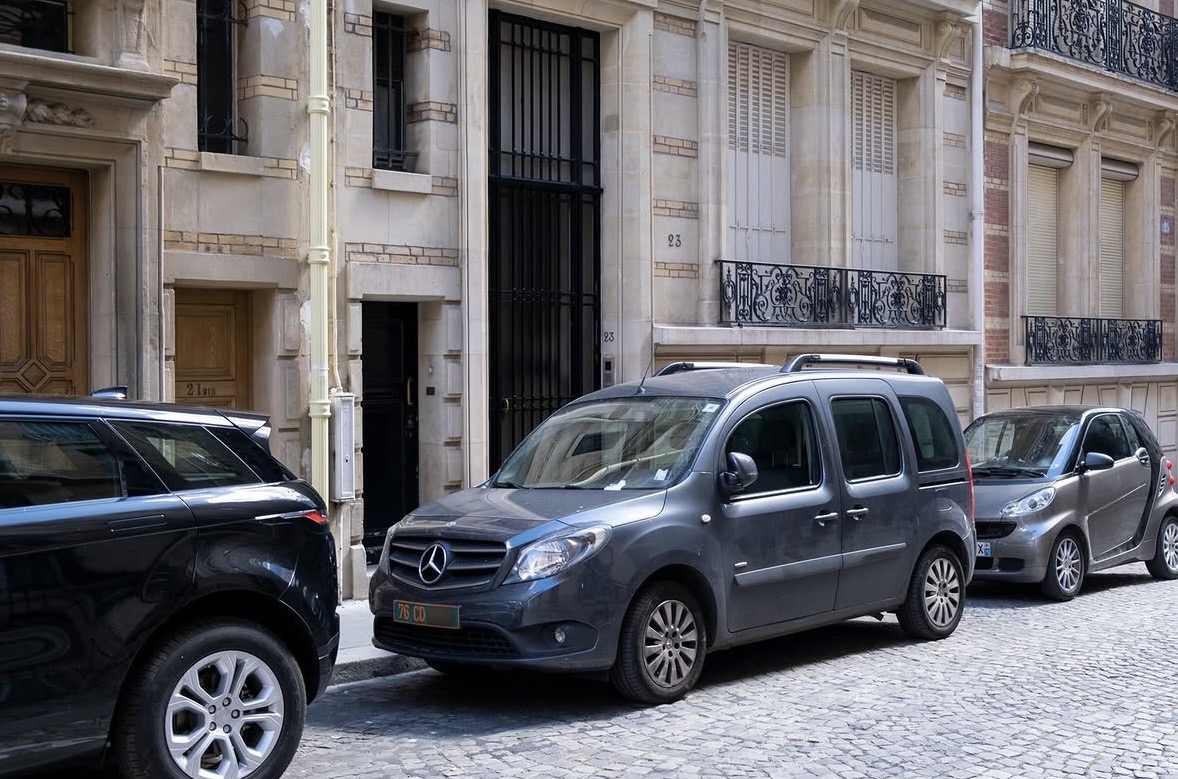 Plaque 76 CD — Maroc, corps diplomatique à Paris Plaque diplomatique verte 76 CD sur une Mercedes Citan stationnée à Paris — code 76 correspondant au Maroc