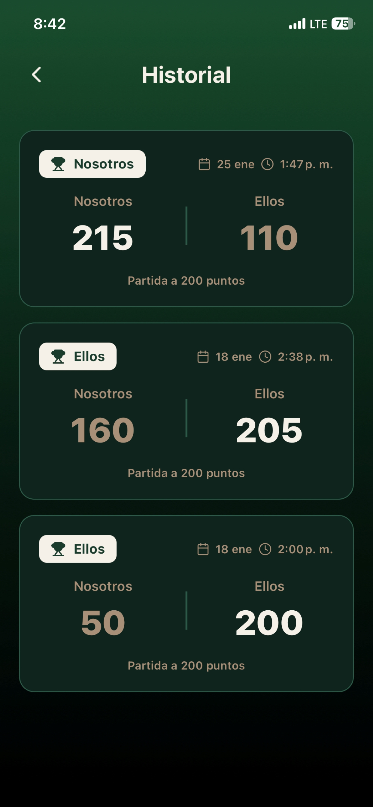 Historial de partidas mostrando ganadores y puntuaciones