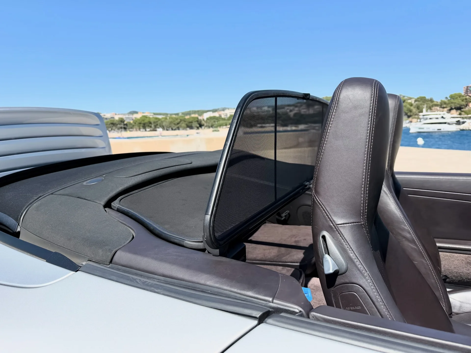 Wind deflector and rear cabin detail of the Porsche Cabriolet