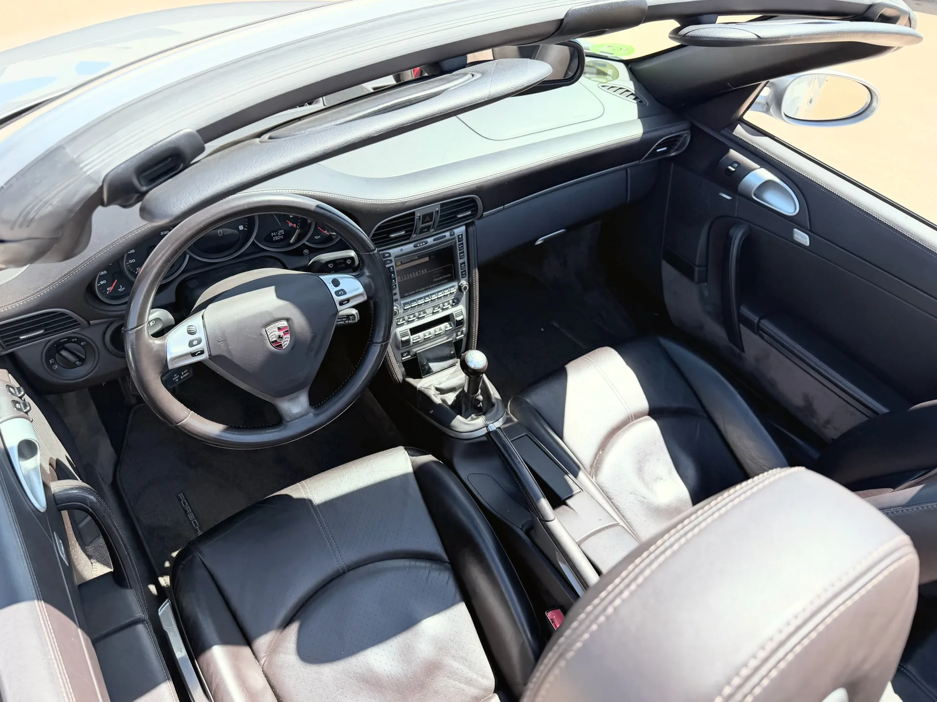 Overview of the manual Porsche 911 cabin, dashboard and seats
