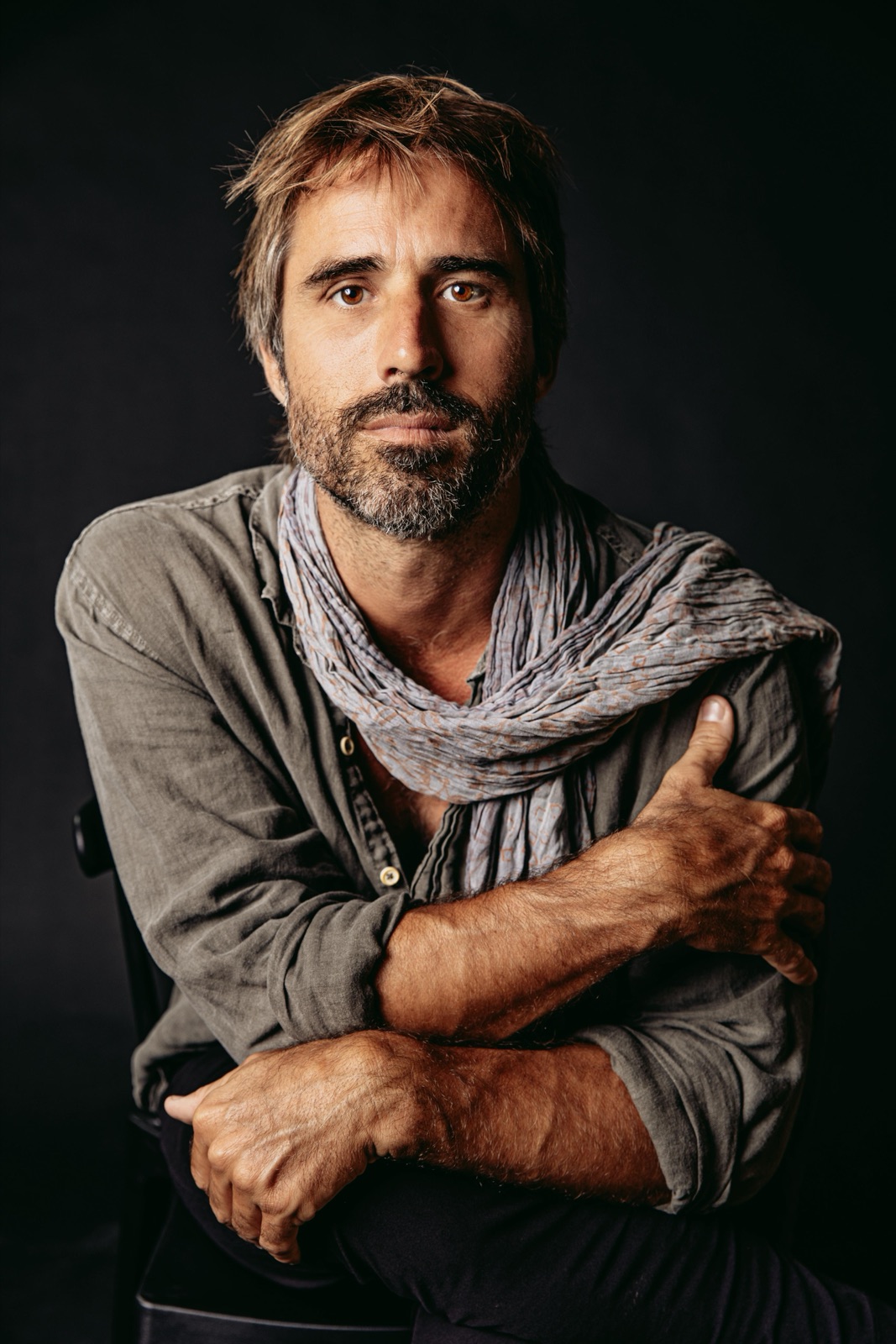 Portrait with grey scarf and crossed arms
