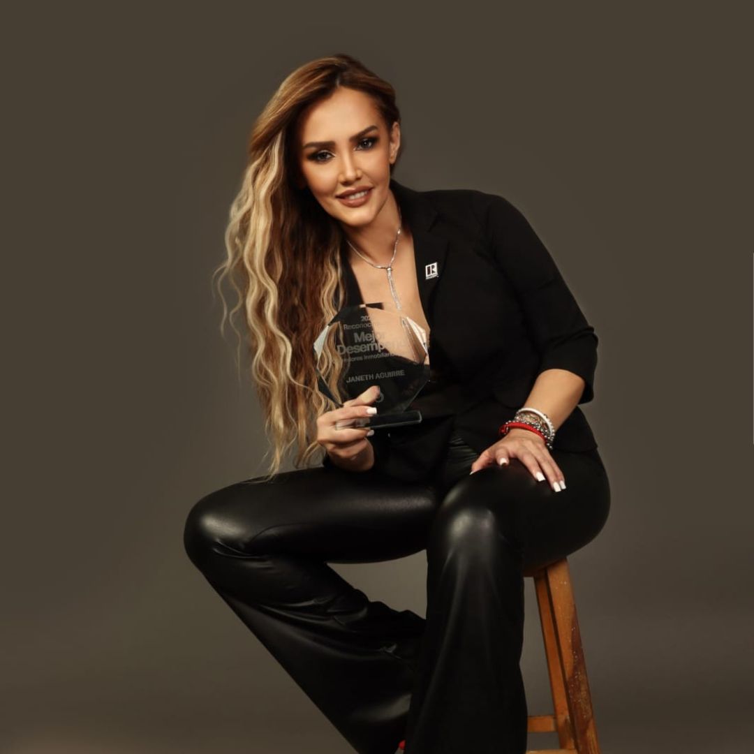 Janneth Aguirre recibiendo premio por Mejor Desempeno Comercial