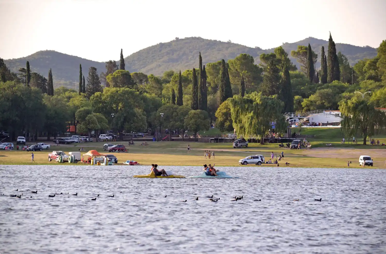Lago de Villa del Dique con las sierras de fondo