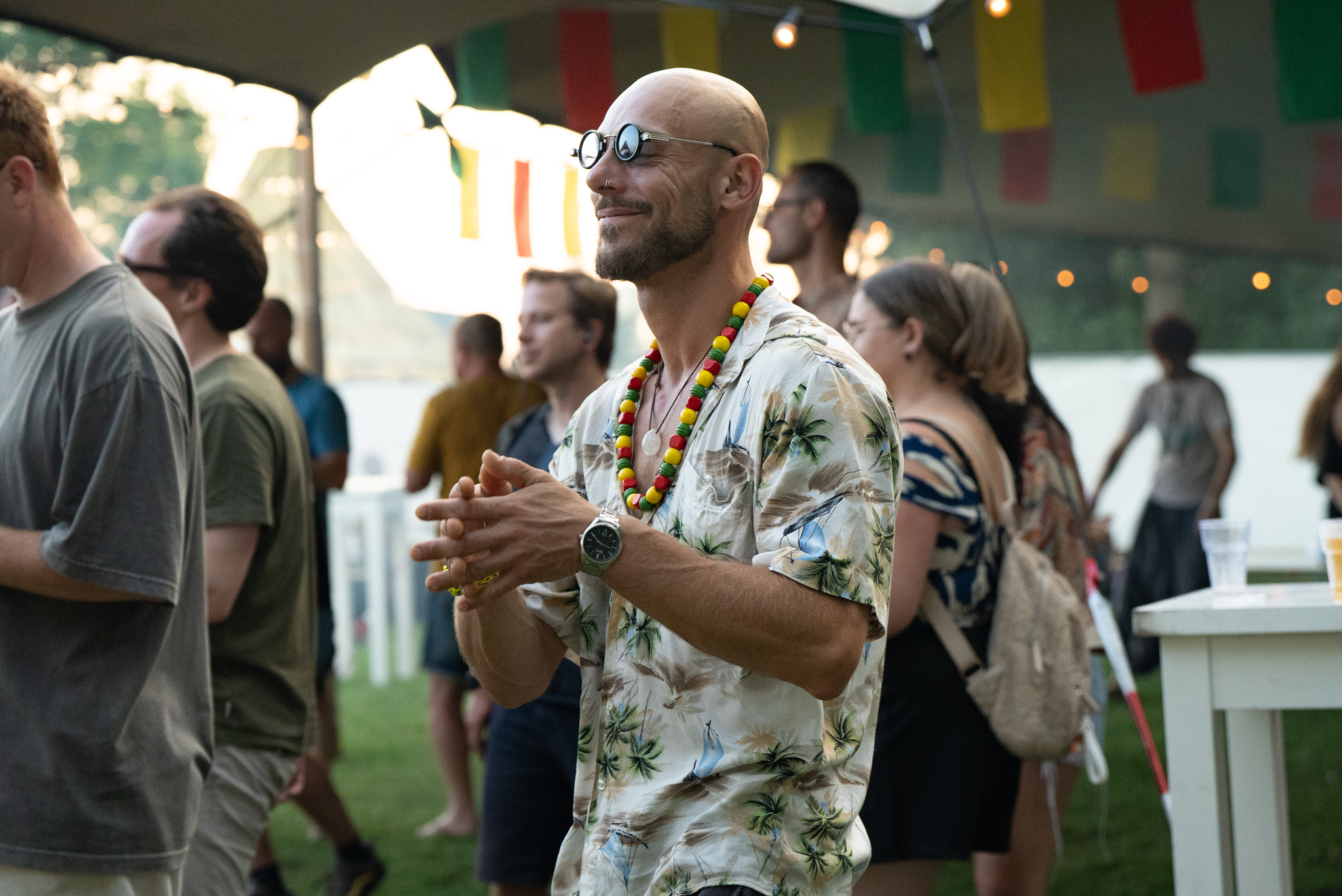 Festivalbezoeker met rasta ketting geniet van Rastaplas 2025