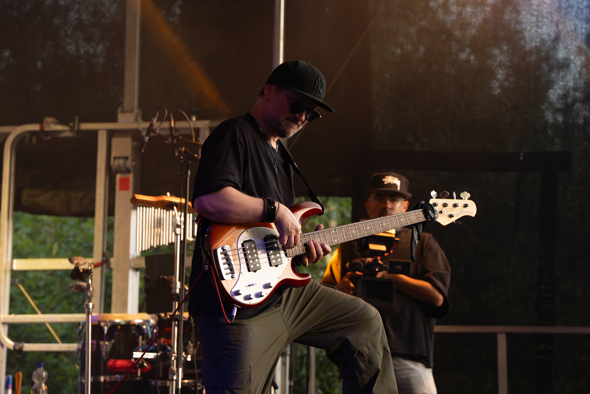 Gitarist speelt op het podium bij Rastaplas 2025