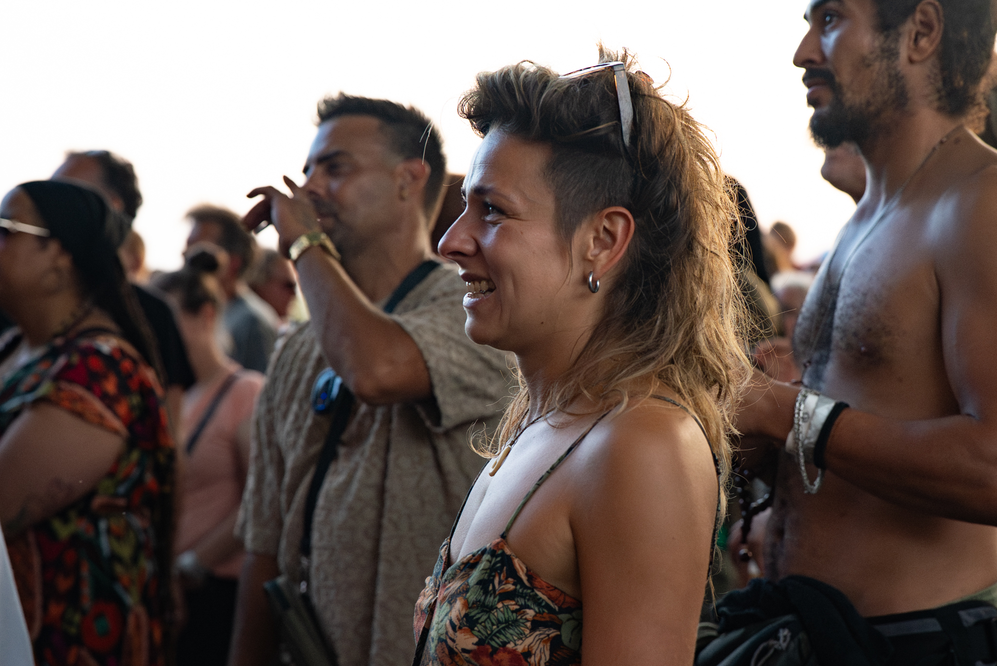 Vrouw in het publiek geniet van de muziek op Rastaplas 2025